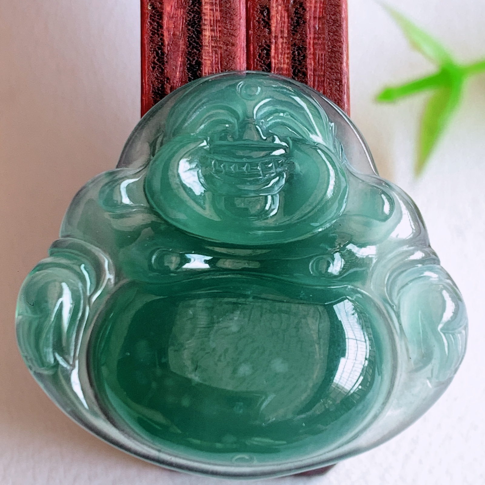 蓝冰佛公挂件 玉质细腻  精雕弥勒佛，笑佛福耳垂肩，面相喜庆，开怀大笑，憨态可掬。惟妙惟肖，寓意福禄双全，吉祥美满，笑口常开 W03.10 尺寸：26-28.3-5.2mm