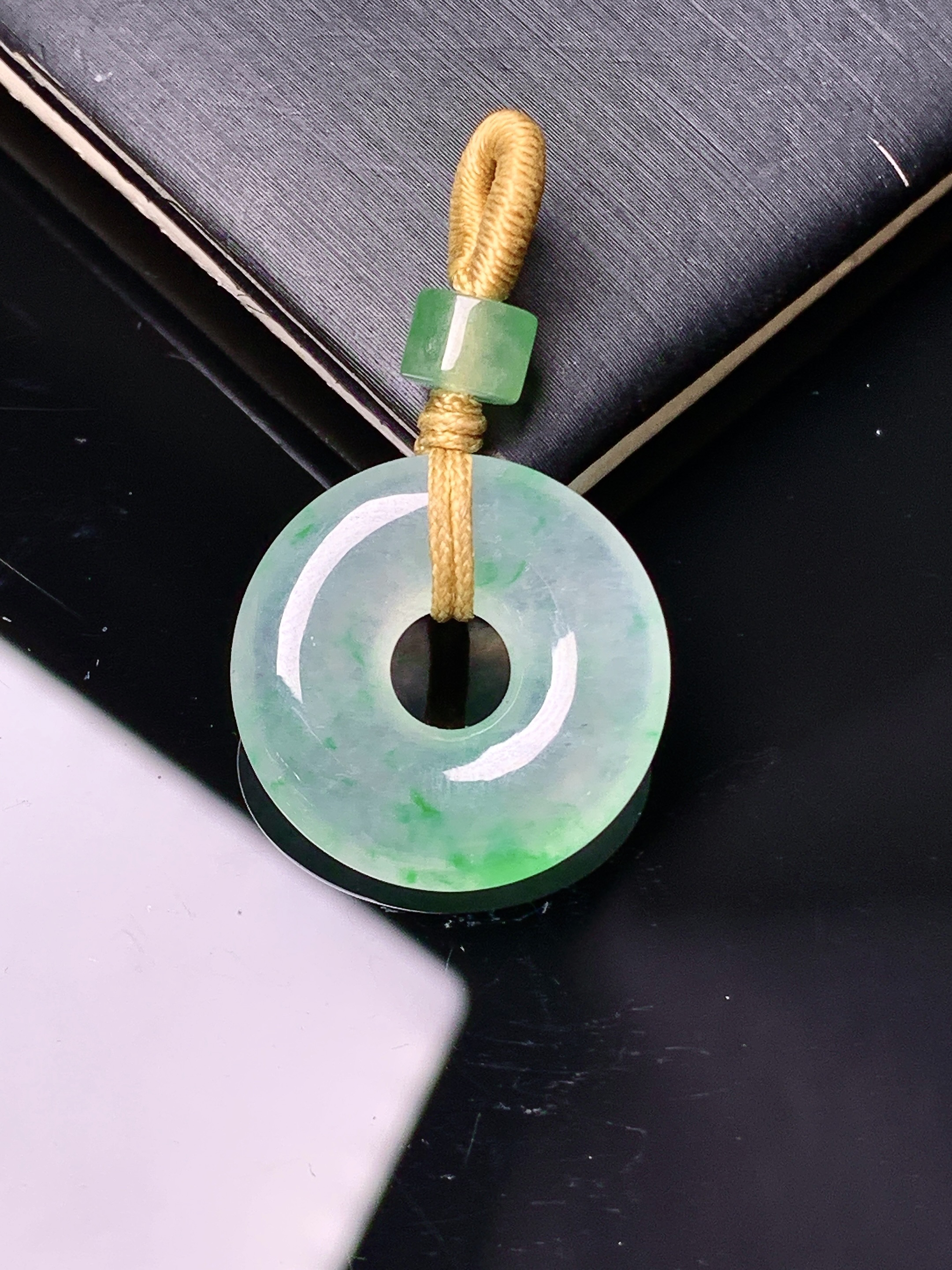 飘绿平安环吊坠 玉质细腻 色泽艳丽清新 水润亮眼 整体尺寸19*4 a8