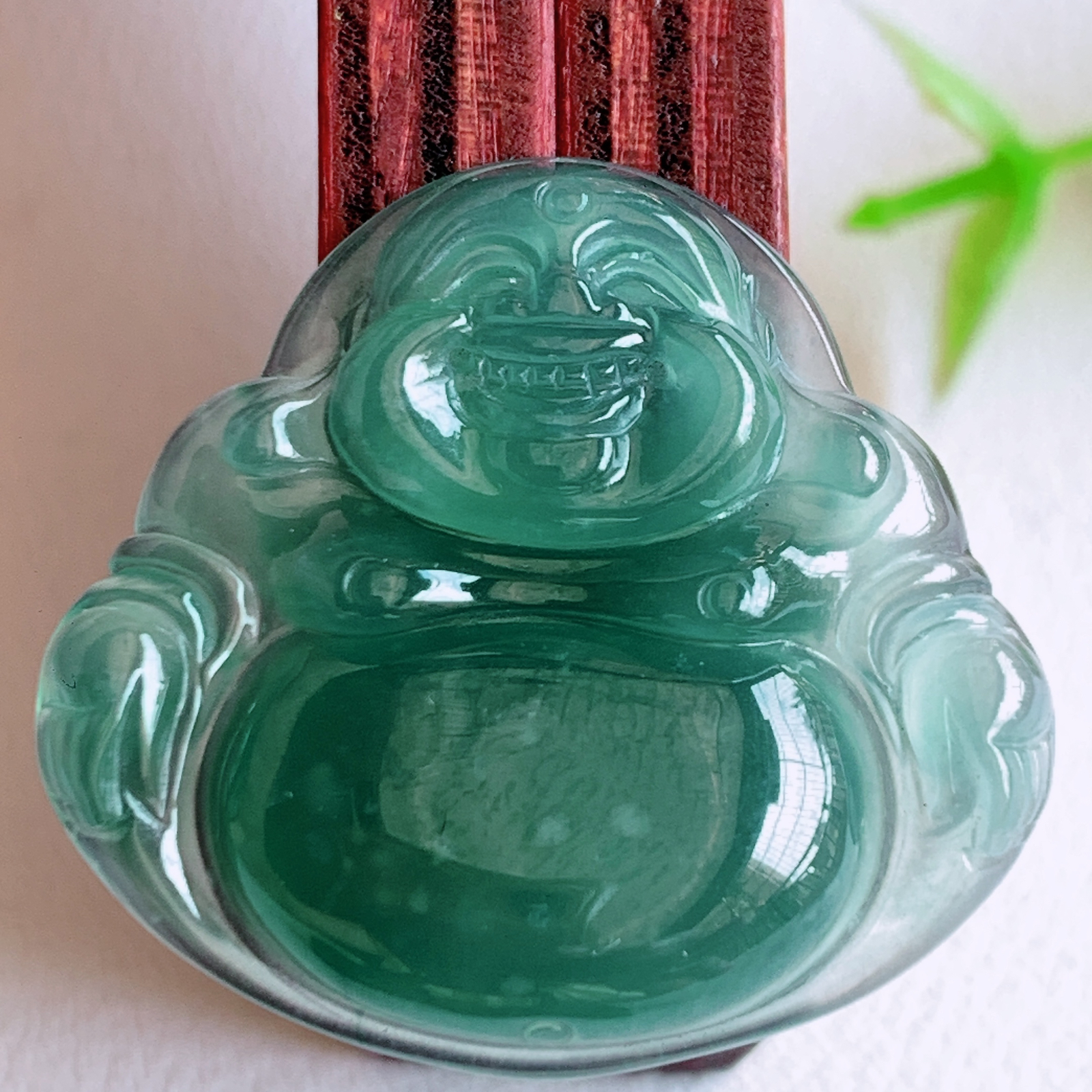 蓝冰佛公挂件 玉质细腻  精雕弥勒佛，笑佛福耳垂肩，面相喜庆，开怀大笑，憨态可掬。惟妙惟肖，寓意福禄双全，吉祥美满，笑口常开 W03.10 尺寸：26-28.3-5.2mm