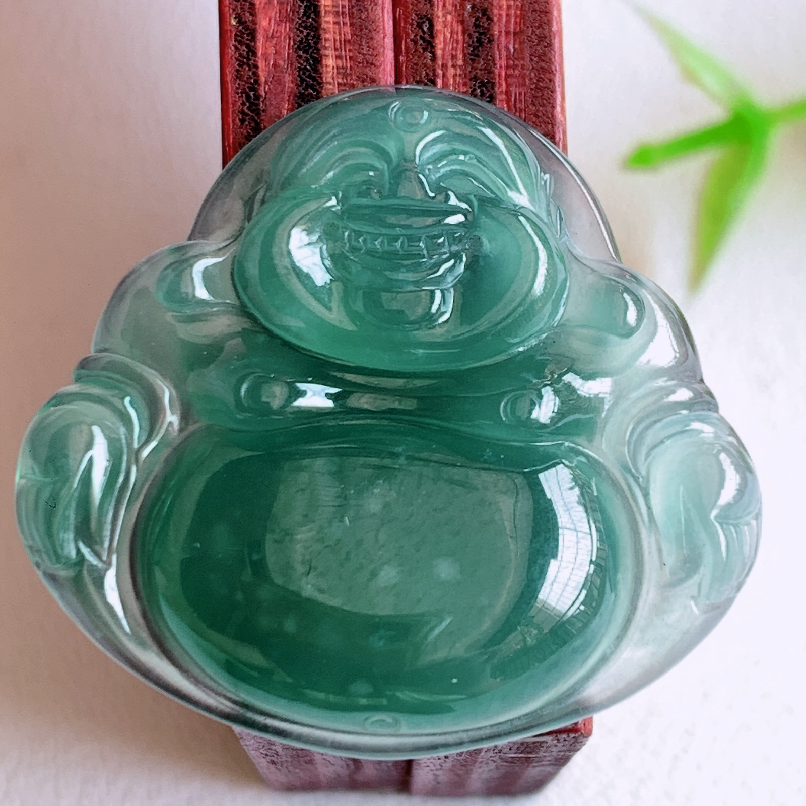 蓝冰佛公挂件 玉质细腻  精雕弥勒佛，笑佛福耳垂肩，面相喜庆，开怀大笑，憨态可掬。惟妙惟肖，寓意福禄双全，吉祥美满，笑口常开 W03.10 尺寸：26-28.3-5.2mm
