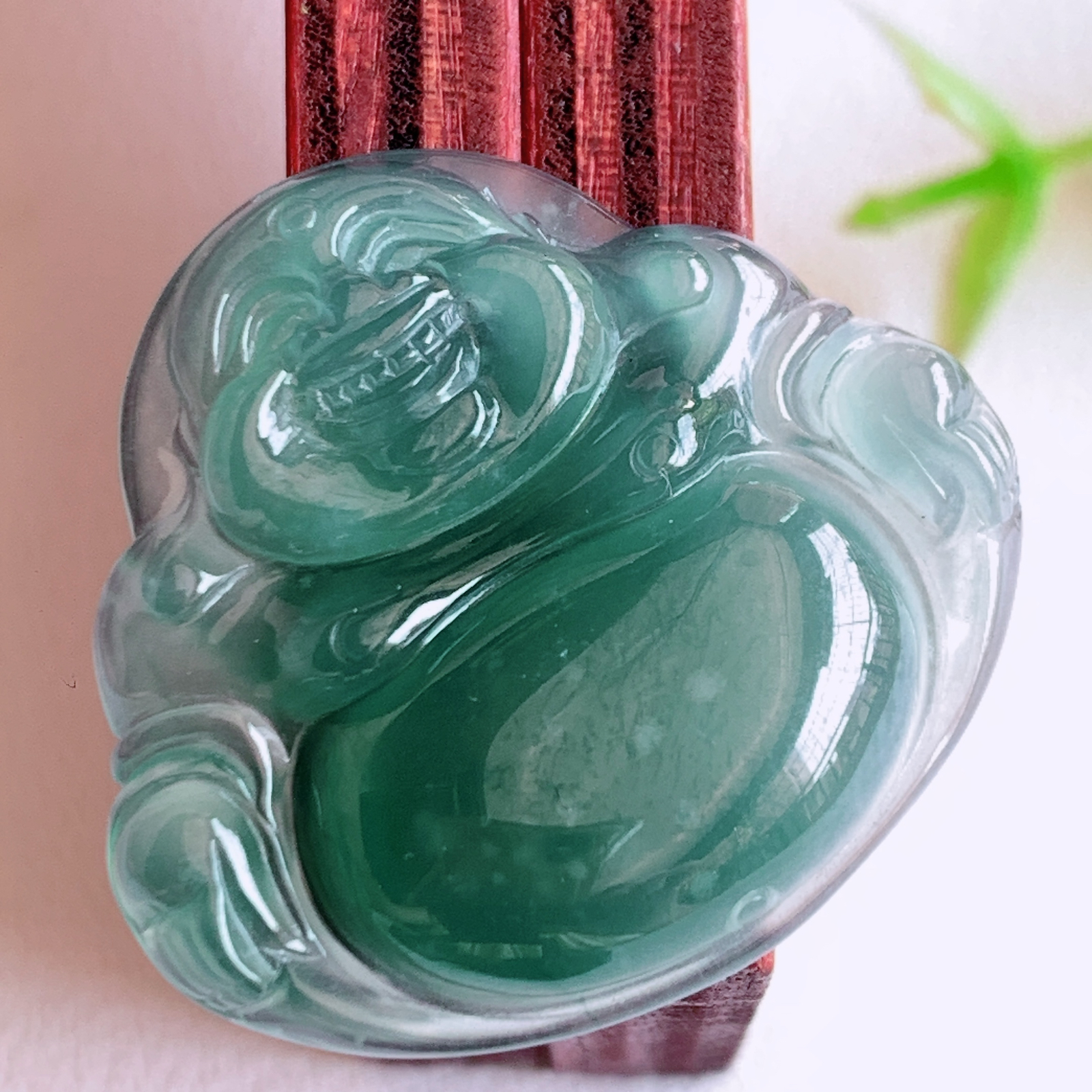 蓝冰佛公挂件 玉质细腻  精雕弥勒佛，笑佛福耳垂肩，面相喜庆，开怀大笑，憨态可掬。惟妙惟肖，寓意福禄双全，吉祥美满，笑口常开 W03.10 尺寸：26-28.3-5.2mm