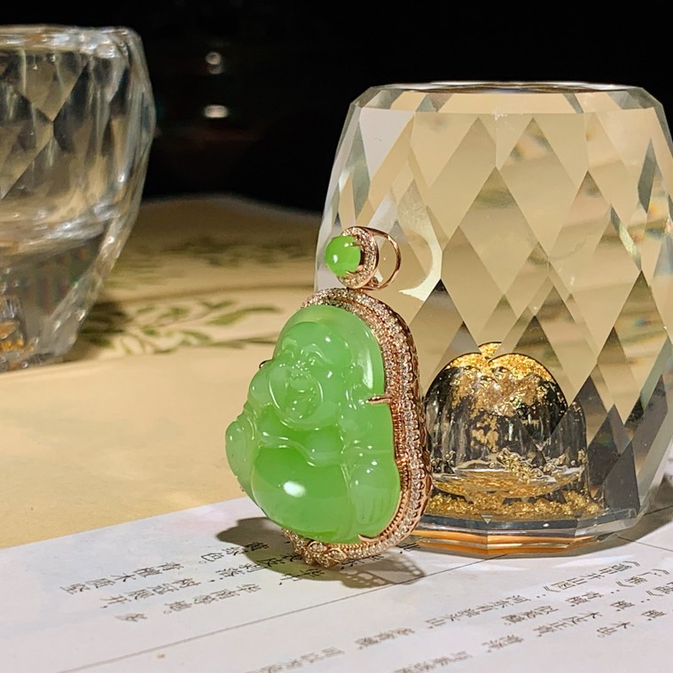 和田玉苹果绿18k金俄罗斯碧玉佛引福来挂件。尺寸23/23/10重6.6克，玉质细腻油润 脂粉好，品质好！lt260910