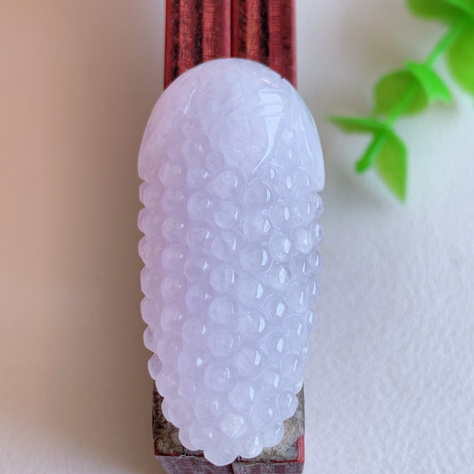 冰润紫罗兰多子多福翡翠吊坠  款式新颖时尚，日常百搭的款。满满的份量感，紫气东来，清秀高雅，上身效果