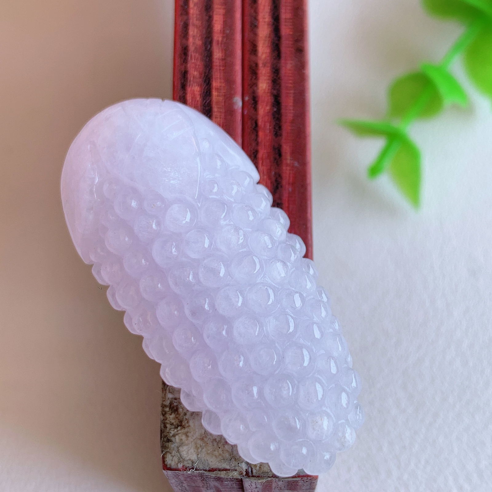 冰润紫罗兰多子多福翡翠吊坠  款式新颖时尚，日常百搭的款。满满的份量感，紫气东来，清秀高雅，上身效果优雅迷人！性价比超值  W03.10 尺寸：39-18-10.2mm