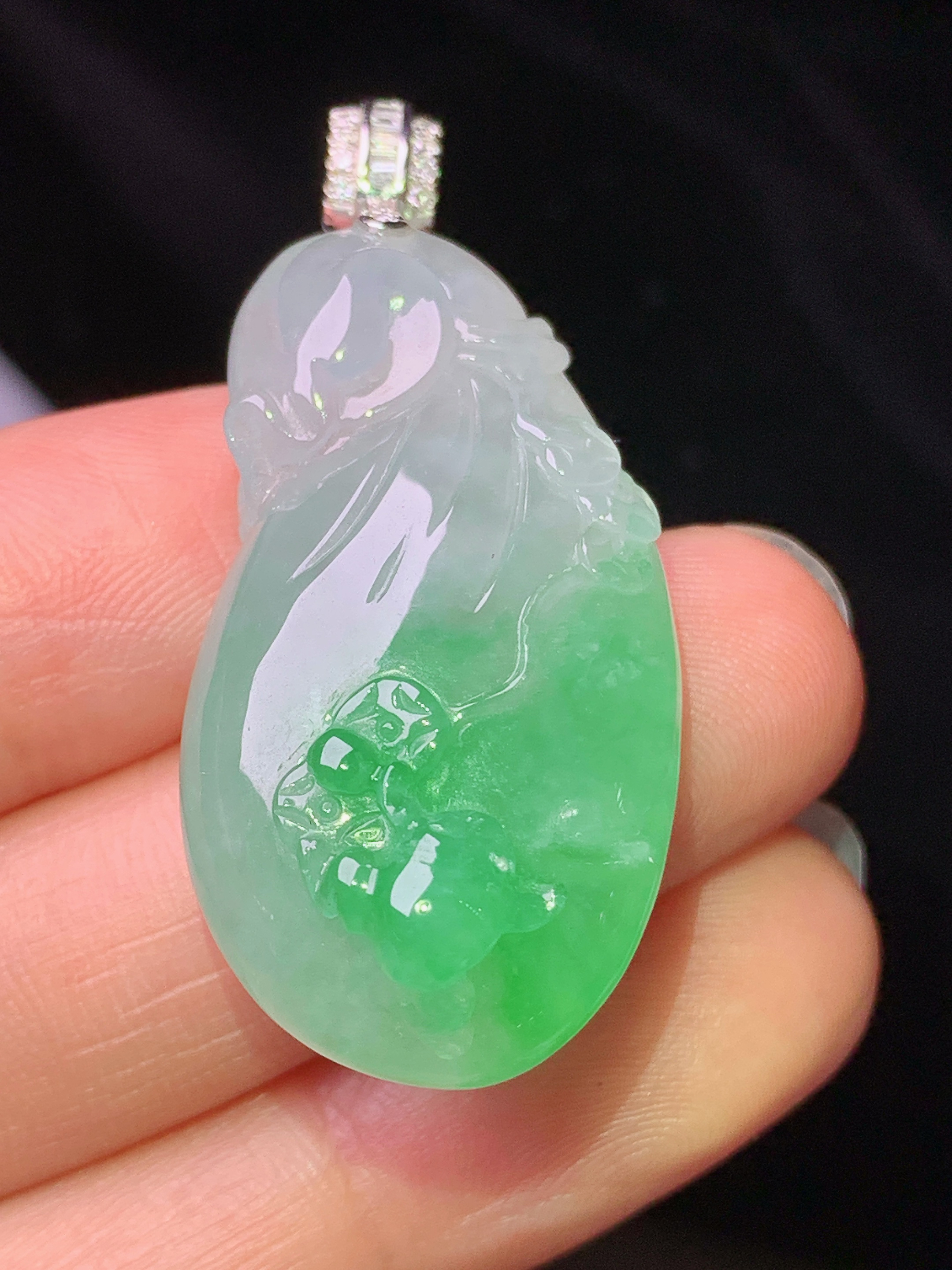 18k金钻镶嵌飘绿钱袋吊坠 玉质细腻 色泽艳丽清新 水润亮眼 整体尺寸41*18.5*11 b1