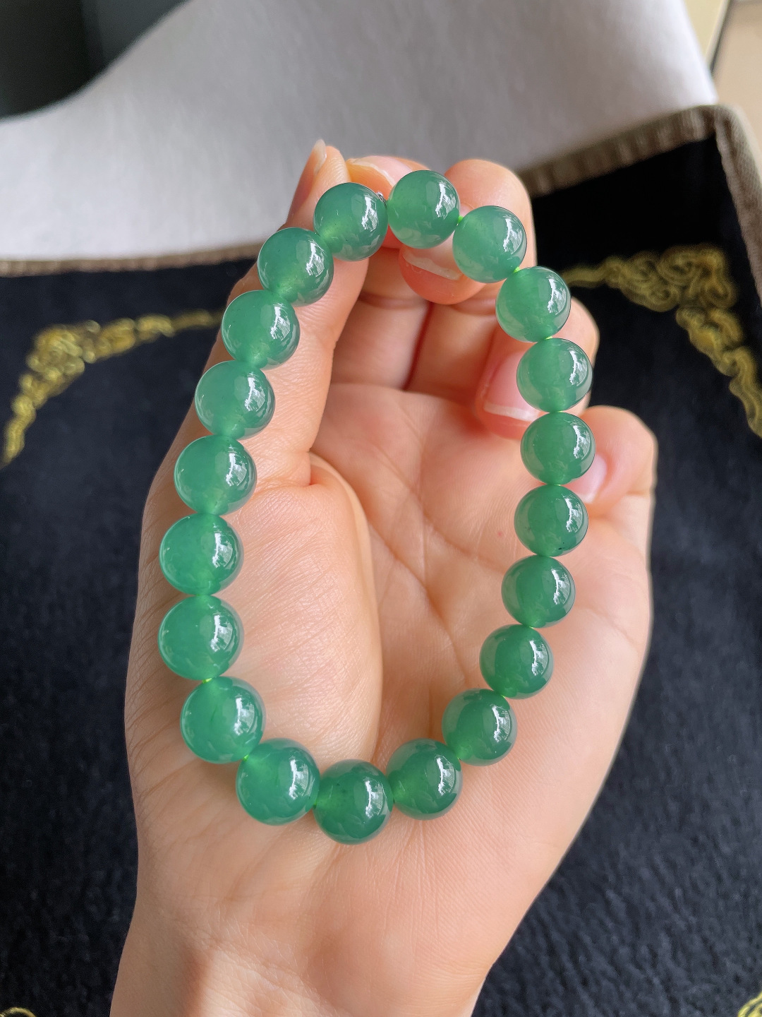 天然翡翠A货，冰满绿手串，尺寸：9.8mm。【编3688】