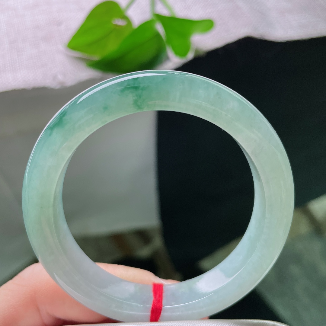52.5/11.3/8.8，飘花正圈，晶体线，冰底飘花平安镯，浅晴底色温润干净，几抹绿花悠然晕染，清