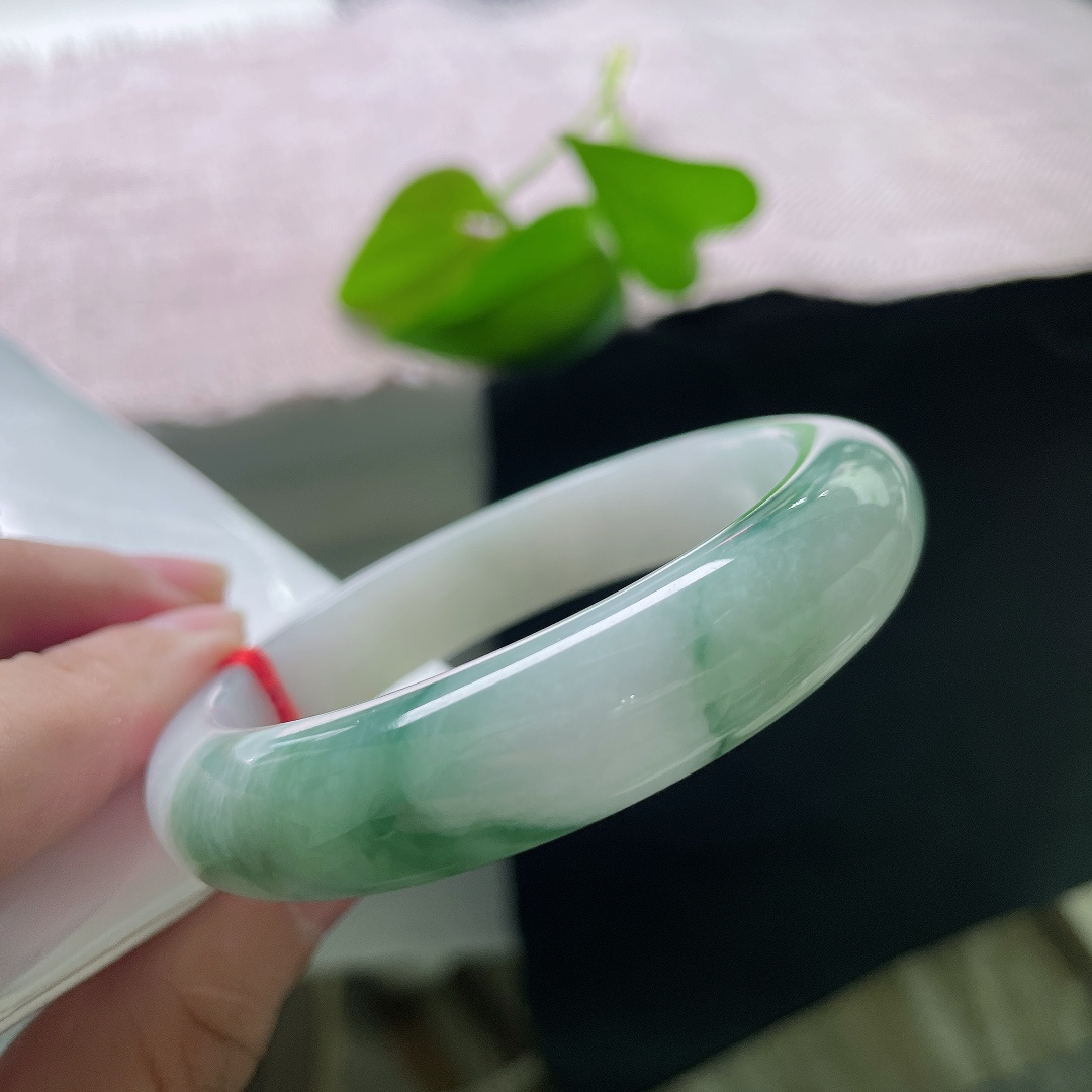 55.3/12.8/8.6，飘花正圈，一点皮纹，白与翠自然相融，花色灵动飘逸，每一处飘花都是独一份的景致。ss58745a