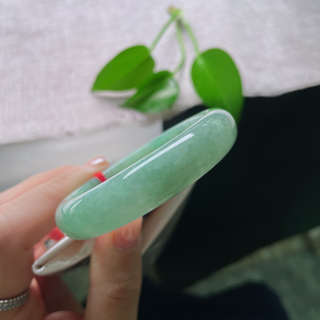 绿底正圈，晶体素雅干净，不张扬不浮夸，温润底色自带静谧松弛氛围感。ss58776a