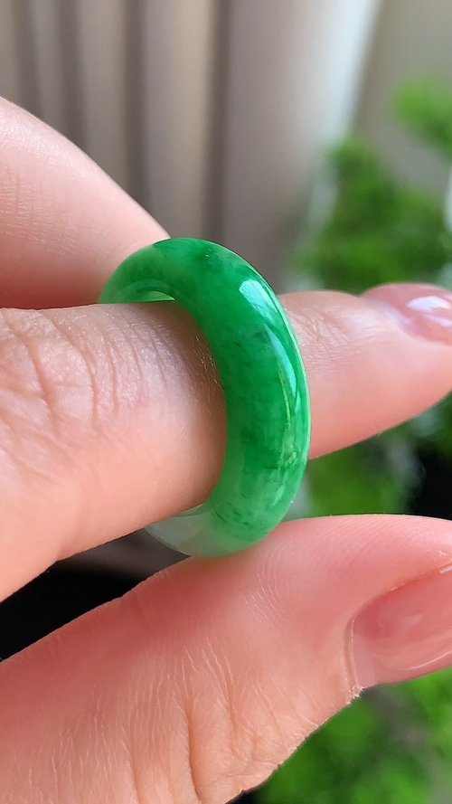 天然翡翠，飘绿花戒圈无裂，尺寸6-4 li95