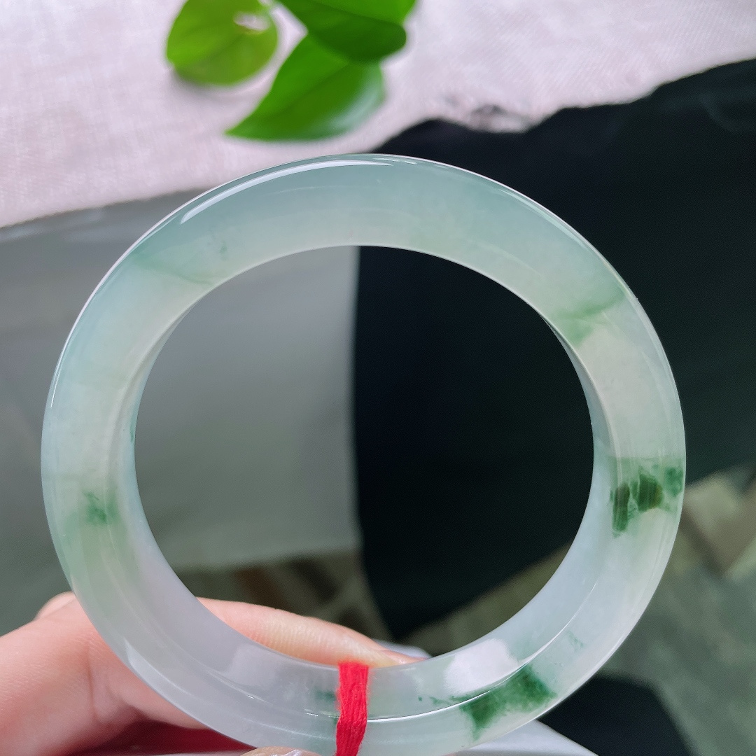 冰飘花正圈，无裂，清润玉底托着写意飘花，绿花浓淡相宜，宛若一幅天然水墨山水。ss58674a