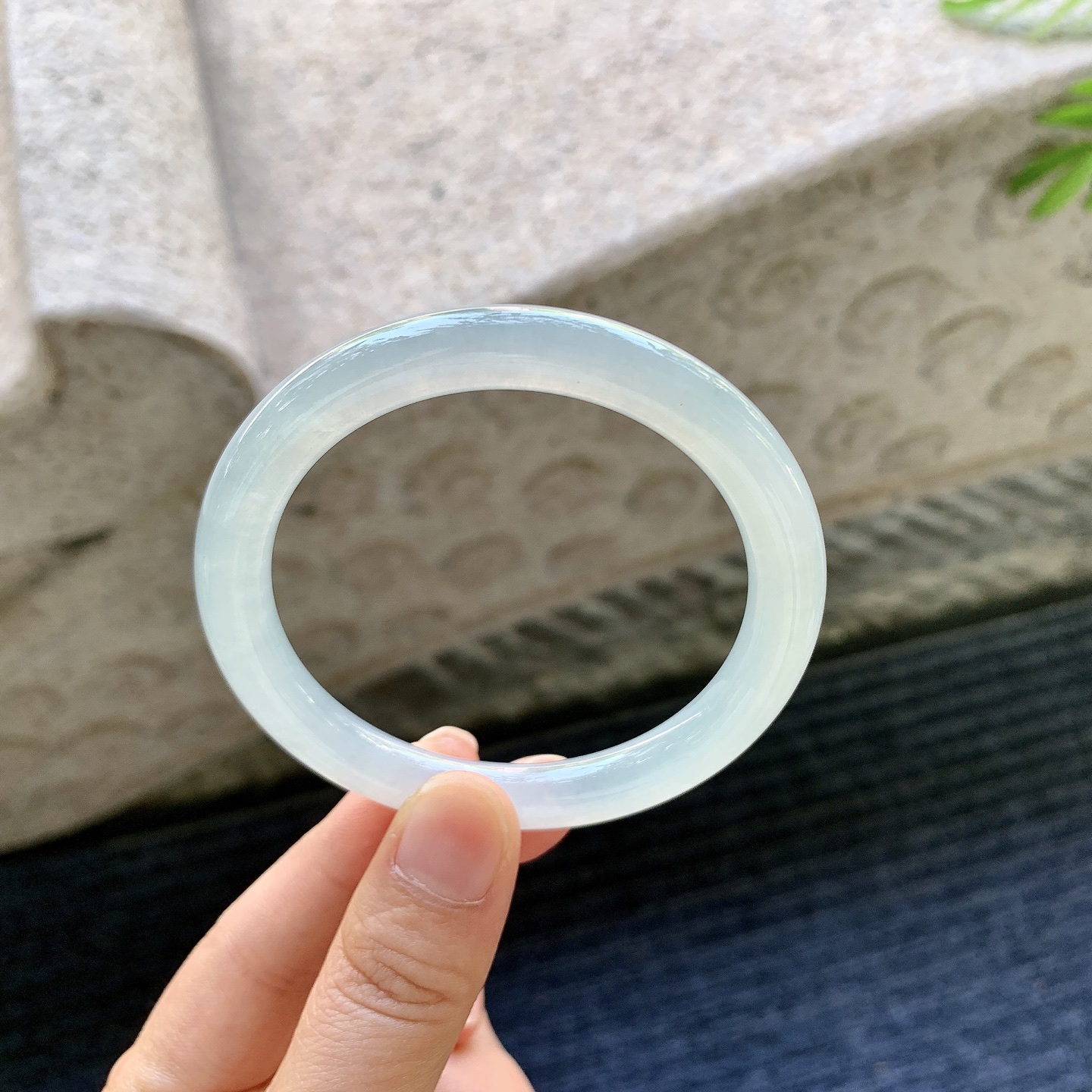 圆条53 54，冰糯底色，水润，种老，细腻，有絮线