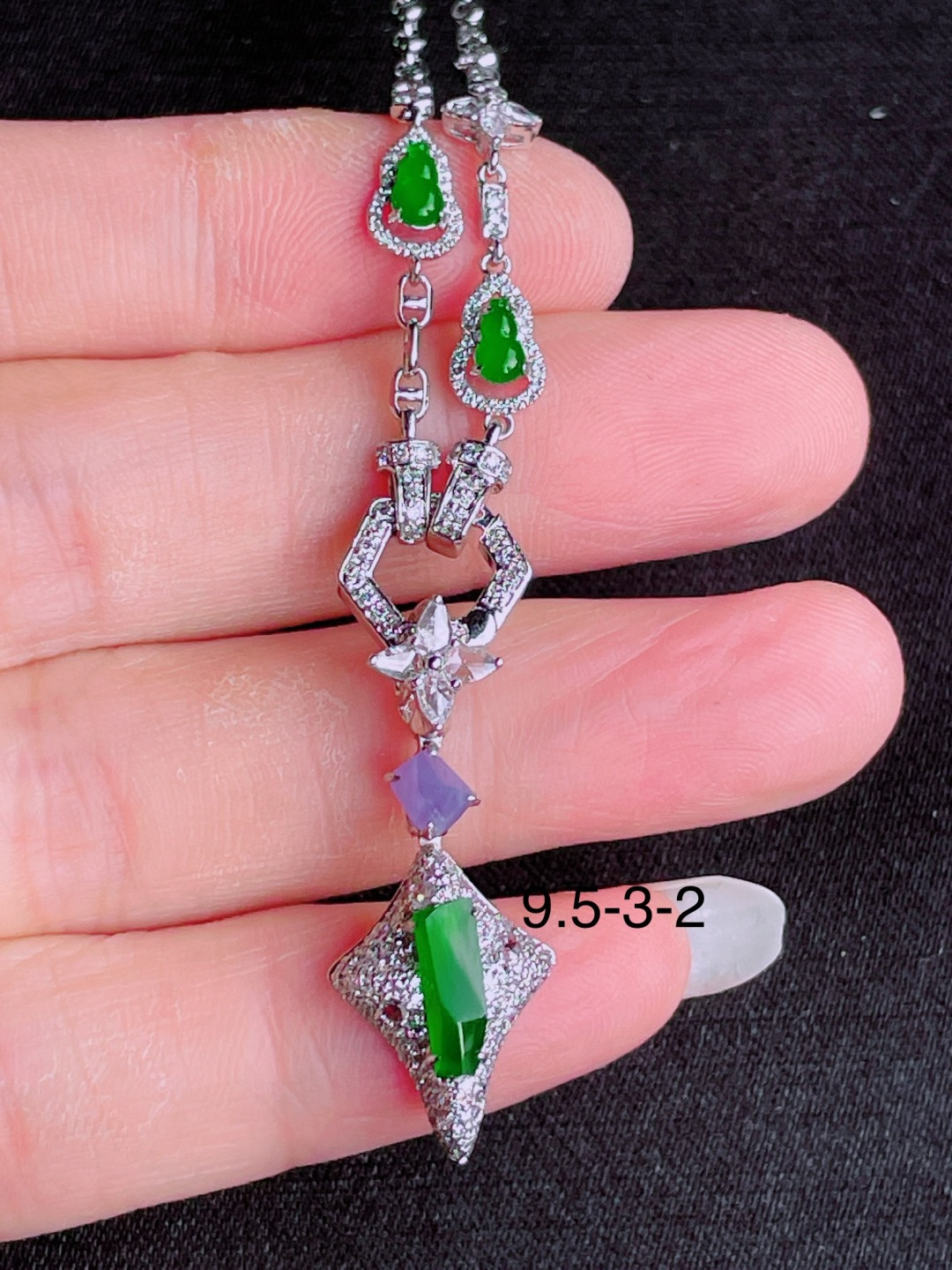冰种绿项链，晶莹剔透，新颖时尚，9.5-3-2