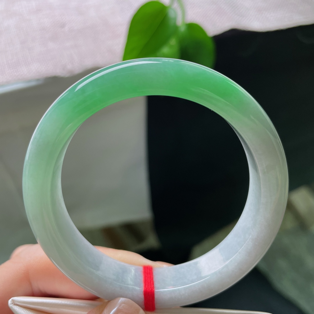53.8/12.2/8.5，绿底正圈，一点指甲纹不显，淡紫为底，一抹鲜绿晕染镯身，玉质冰润，双色相融