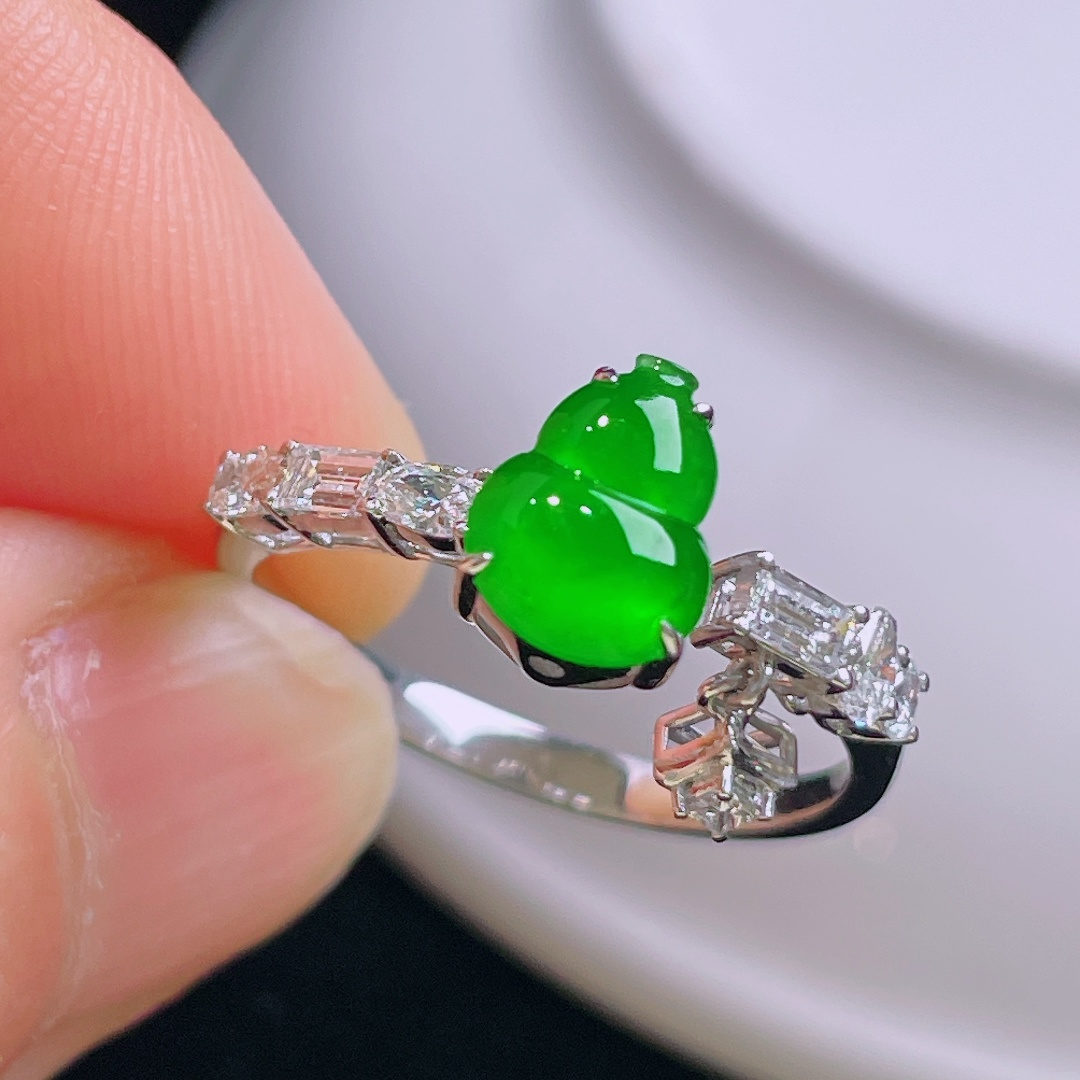 辣绿戒指，18k镶嵌，老种起光，细底通透，尺寸：裸石7.9/6/2.4mm0911
