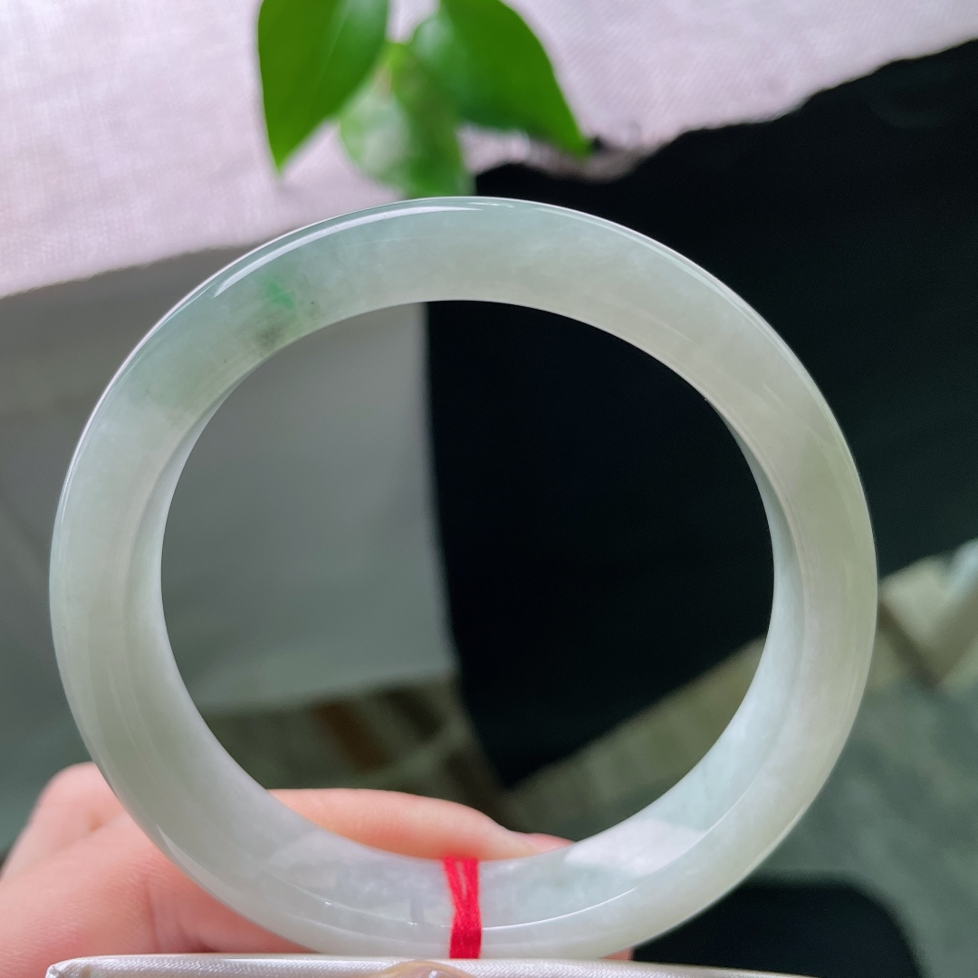 油青正圈，晶体，种质温润干净，自带淡淡柔光，经典正圈镯型，上手端庄温婉。ss56964a