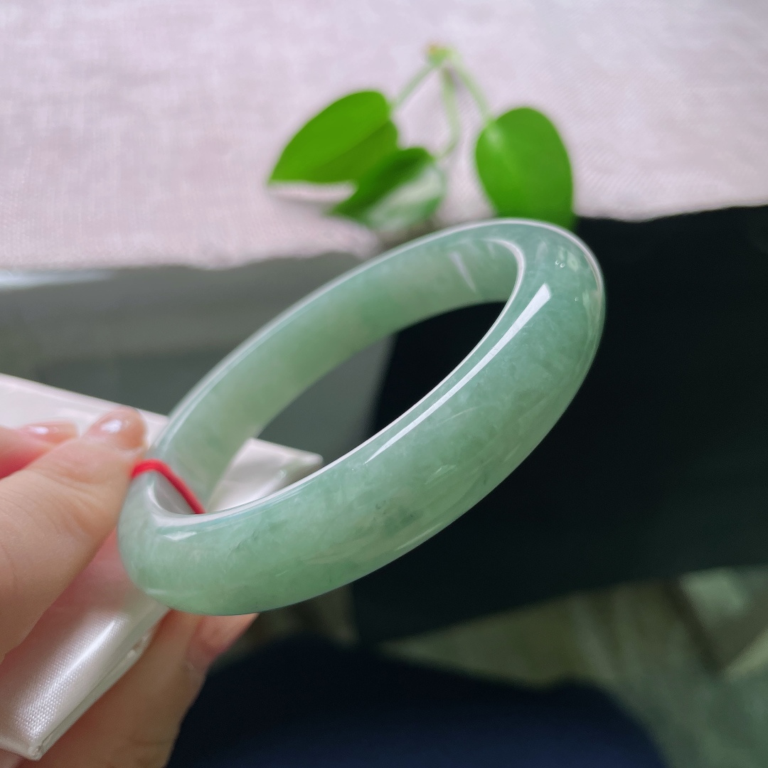 绿底正圈，晶体，湖水绿平安镯，玉质温润细腻，满圈清雅湖绿色，自带沉静如水的质感。ss58774a