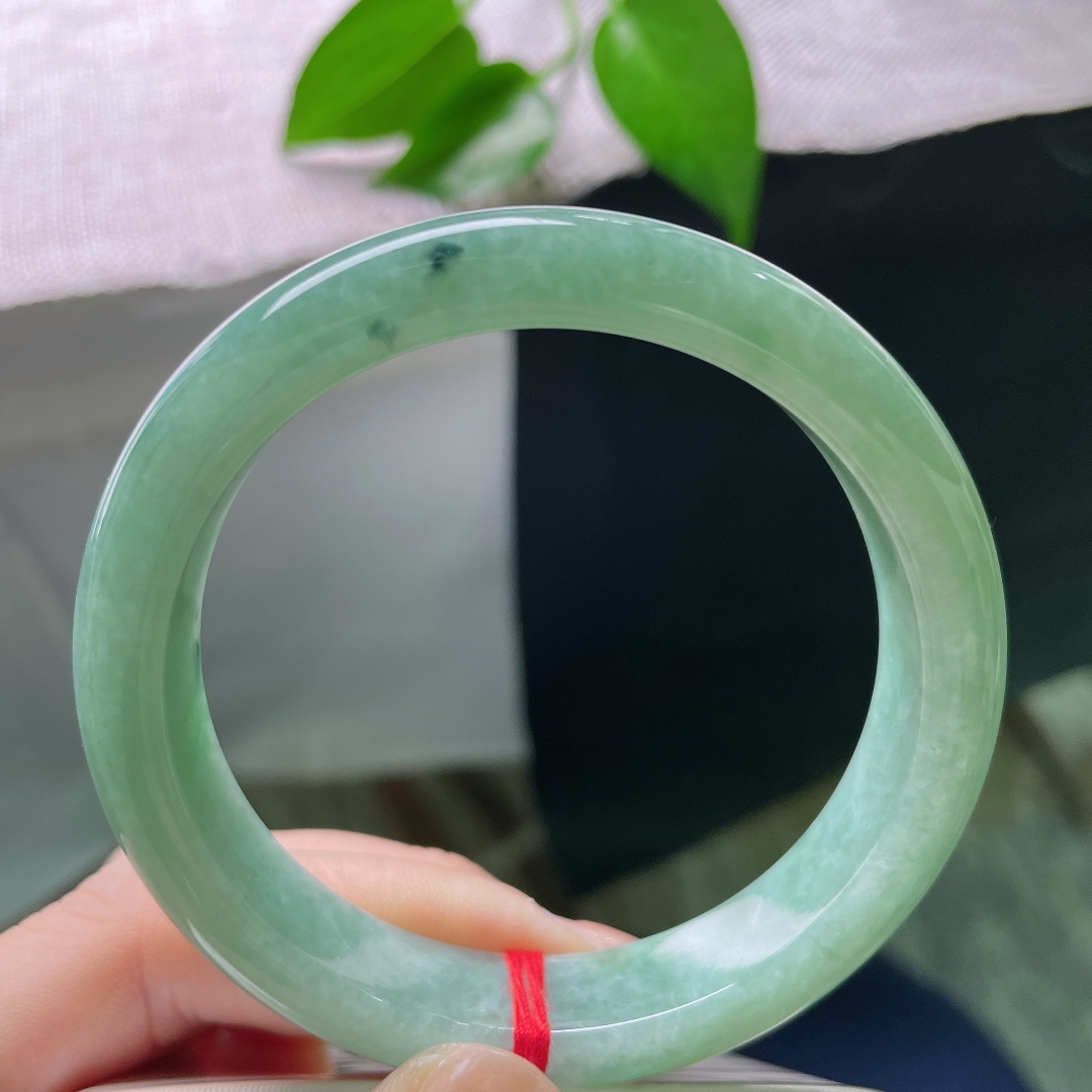 57.6/12.4/8.3，绿底正圈，晶体，乌鸡， 一汪湖水凝于镯身，绿意温婉内敛，褪去艳俗，尽显从