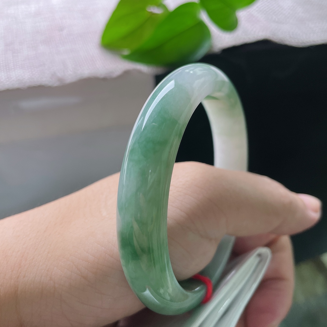 59.1/12.1/8.1，飘花正圈，一点皮纹，底质干净柔和，飘花蜿蜒灵动，水光盈盈，日常佩戴简约又富有韵味。ss58740a