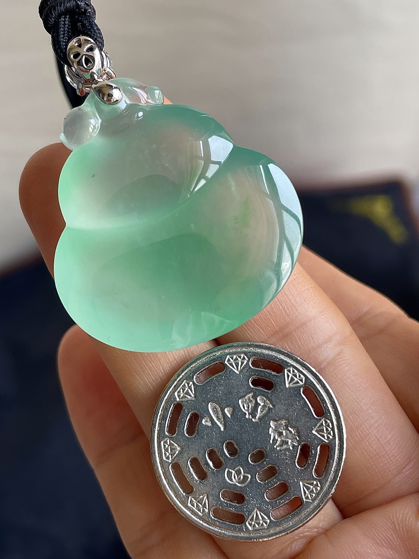 缅料高冰木那甜绿葫芦吊坠，18k金镶嵌，饱满水润，无裂，裸石尺寸33.2/31/11.4--40.8编码0910