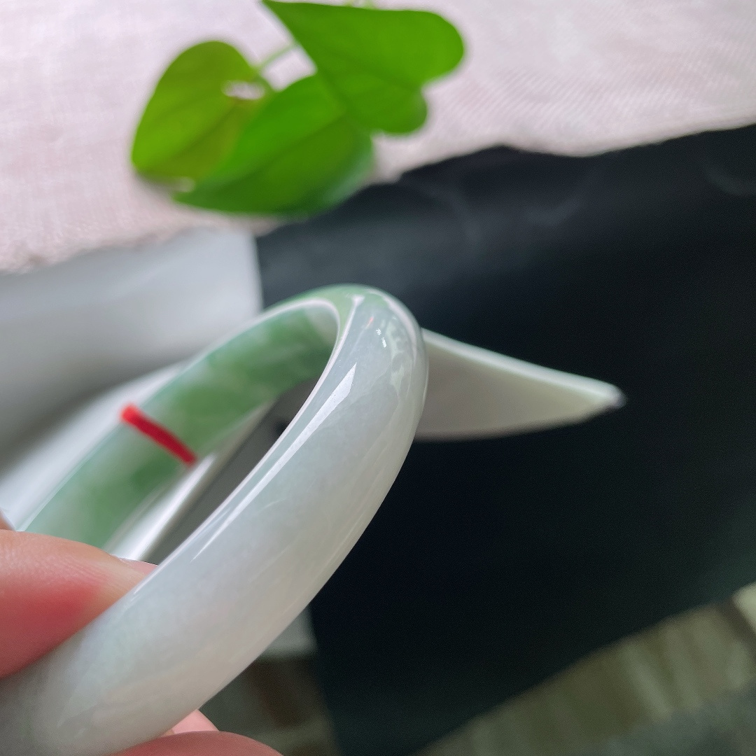 59.1/12.1/8.1，飘花正圈，一点皮纹，底质干净柔和，飘花蜿蜒灵动，水光盈盈，日常佩戴简约又富有韵味。ss58740a