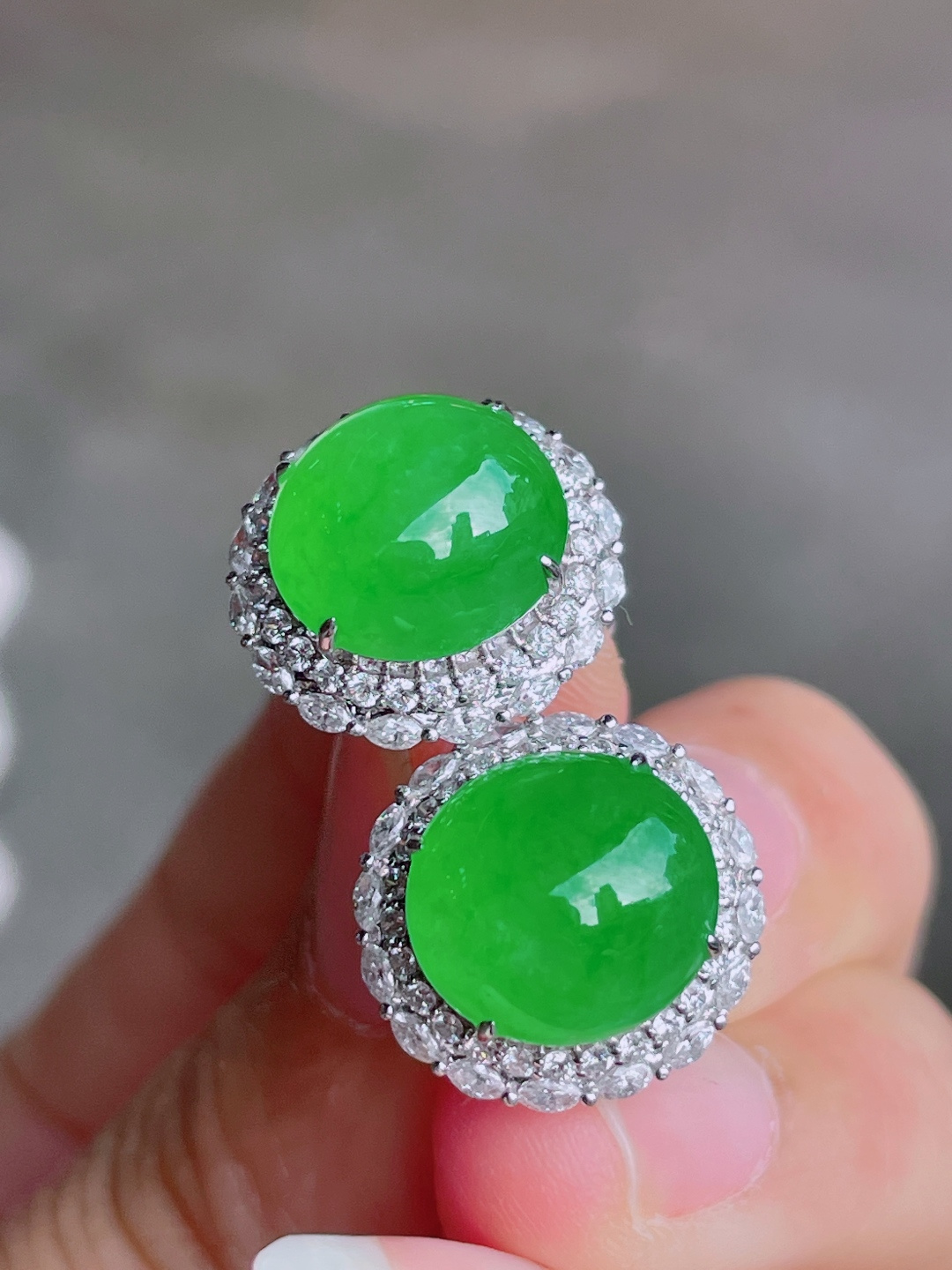 高冰绿蛋面耳钉，晶莹剔透，新颖时尚，无裂，11.5-11-8