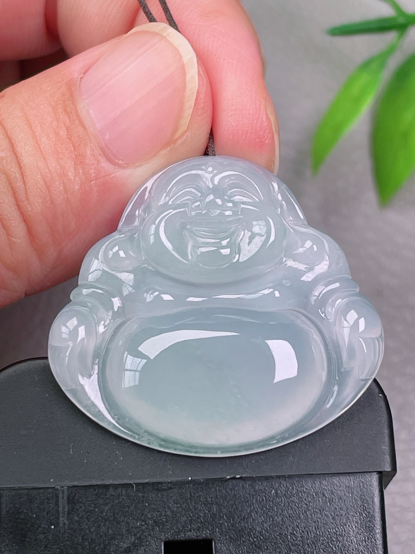 冰种佛公，无裂，冰透水润，细腻油洁，起荧光，尺寸：30.7-33-5.7