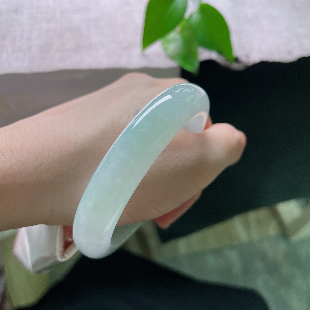 绿底正圈，无裂，种水细腻干净色调均匀淡雅，经典正圈版型，上手清爽。ss58710a