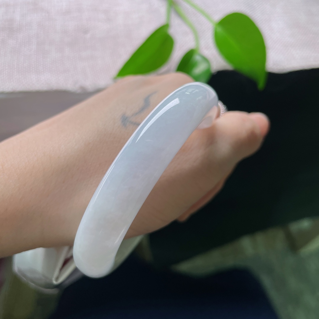 56.5/12.1/8.5，白月光正圈，晶体，如一捧月光凝于腕间，无杂色点缀，自带清冷纯净的氛围感。ss58781a