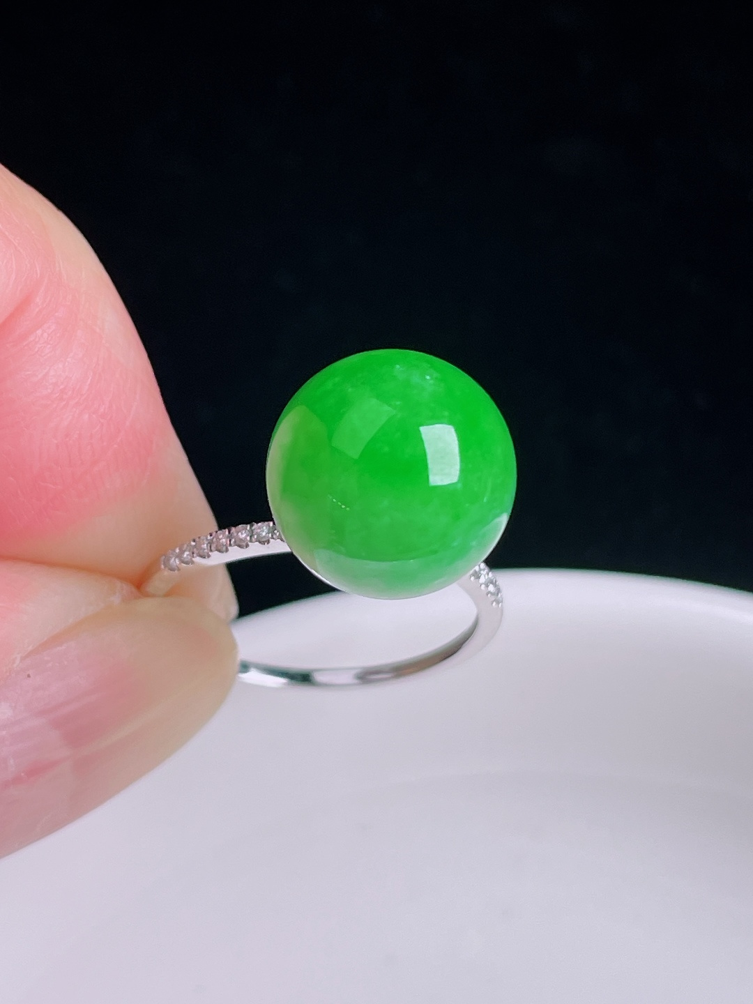 阳绿戒指，18k镶嵌，老种起光，细底通透，尺寸：裸石12.1mm0911