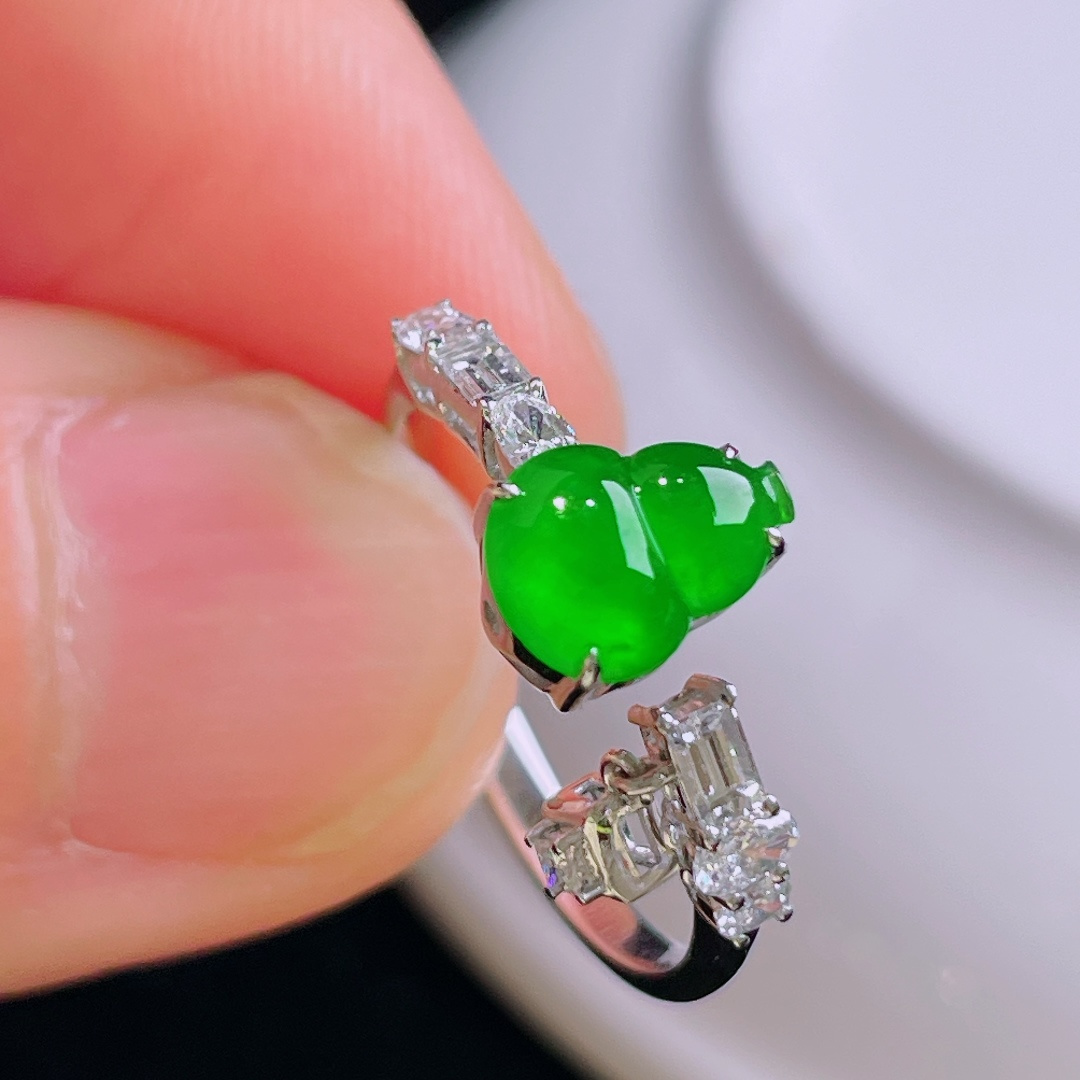 辣绿戒指，18k镶嵌，老种起光，细底通透，尺寸：裸石7.9/6/2.4mm0911