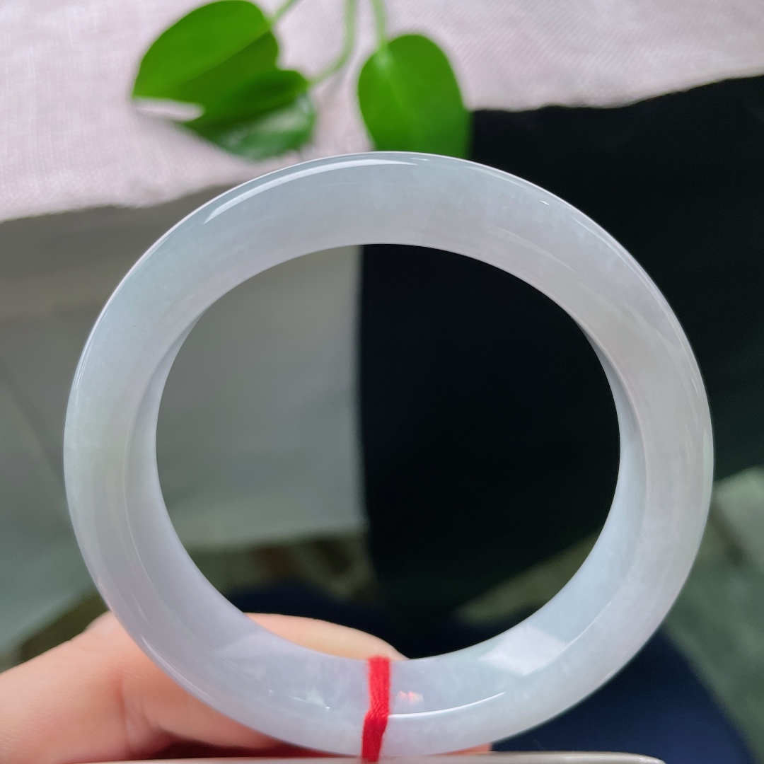 55.2/12/8.5，正圈，一点皮纹， 冰润淡紫平安镯，玉质细腻柔和，浅紫底色温婉淡雅，自带朦胧柔