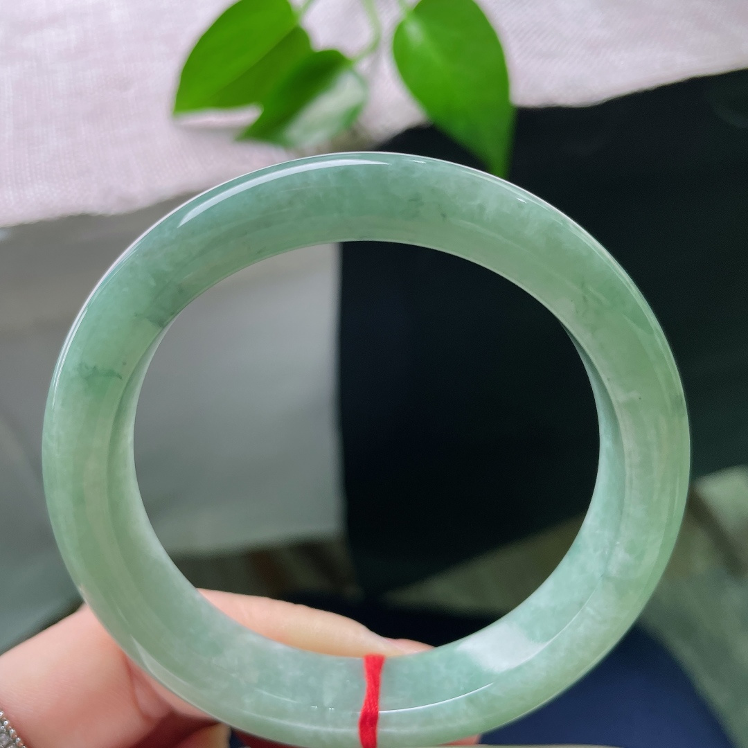 绿底正圈，晶体，湖水绿平安镯，玉质温润细腻，满圈清雅湖绿色，自带沉静如水的质感。ss58774a