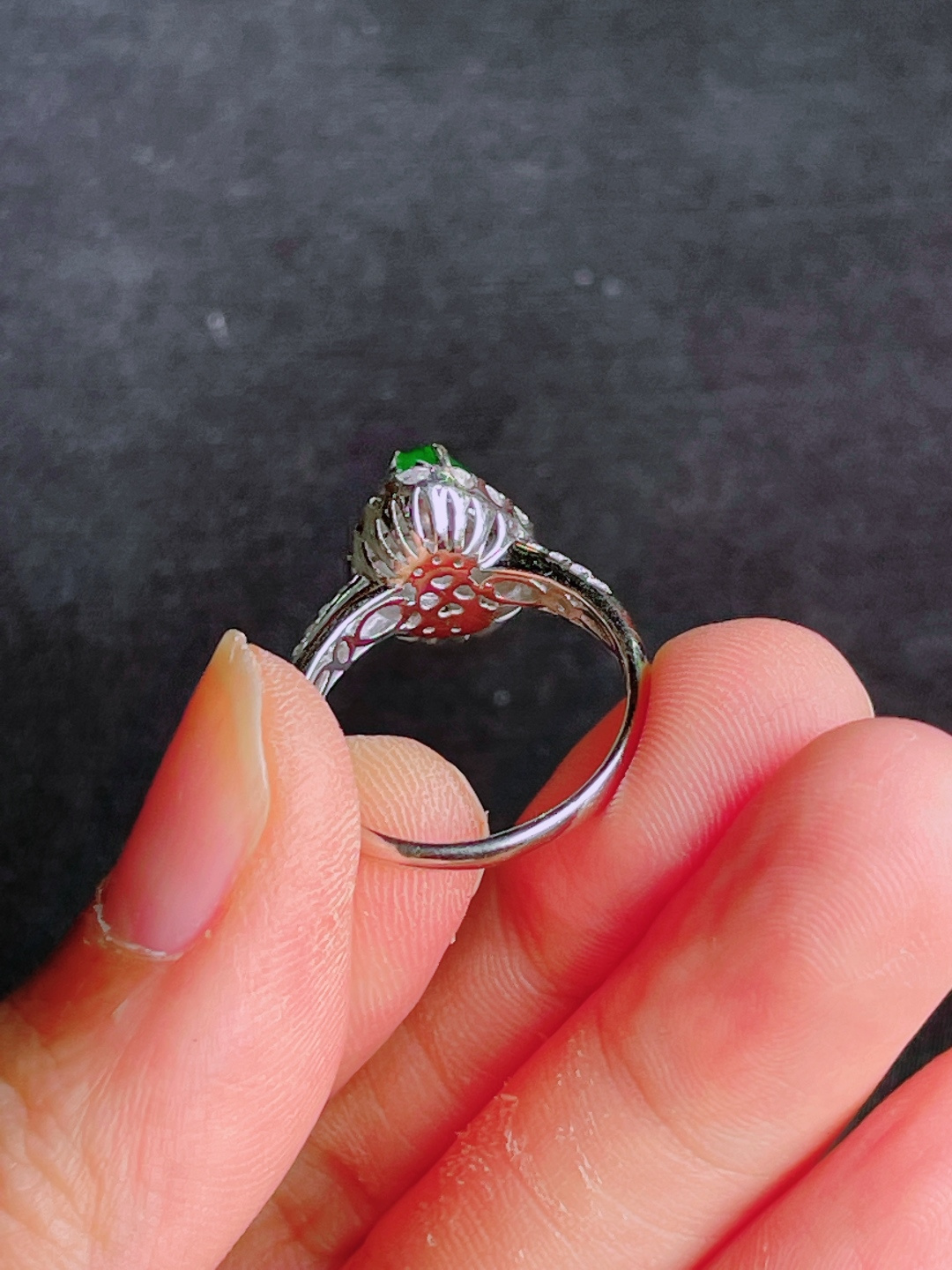 高冰绿水滴戒指 晶莹剔透，新颖时尚，无裂