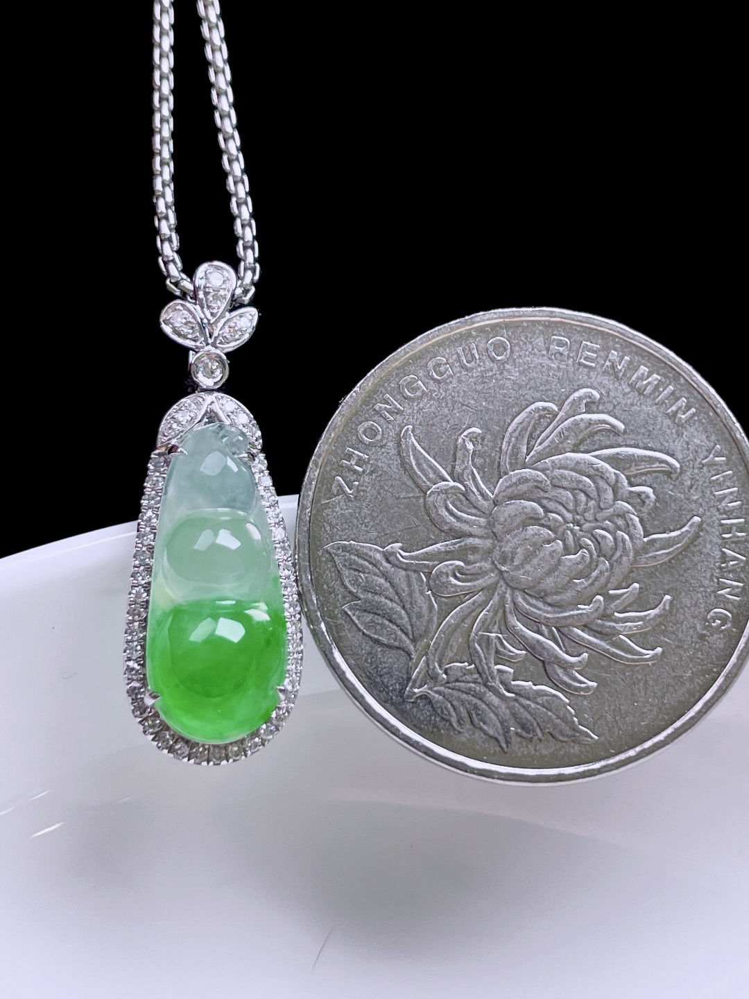 冰飘绿花福豆 花色灵动，种老饱满，18k金镶嵌 整体：26/9.2/7.3 裸石：16.2/7.3