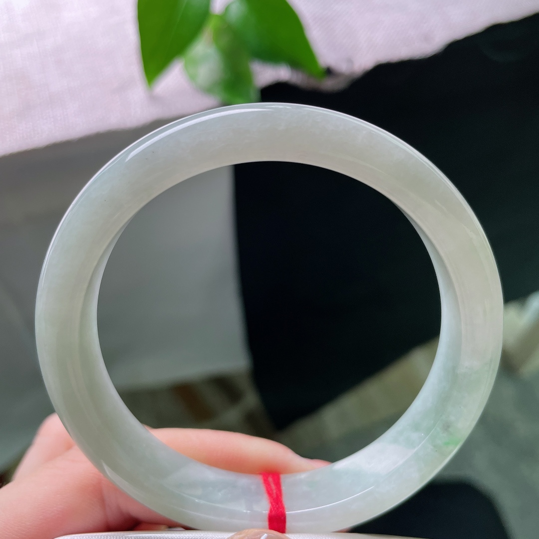 油青正圈，晶体，种质温润干净，自带淡淡柔光，经典正圈镯型，上手端庄温婉。ss56964a