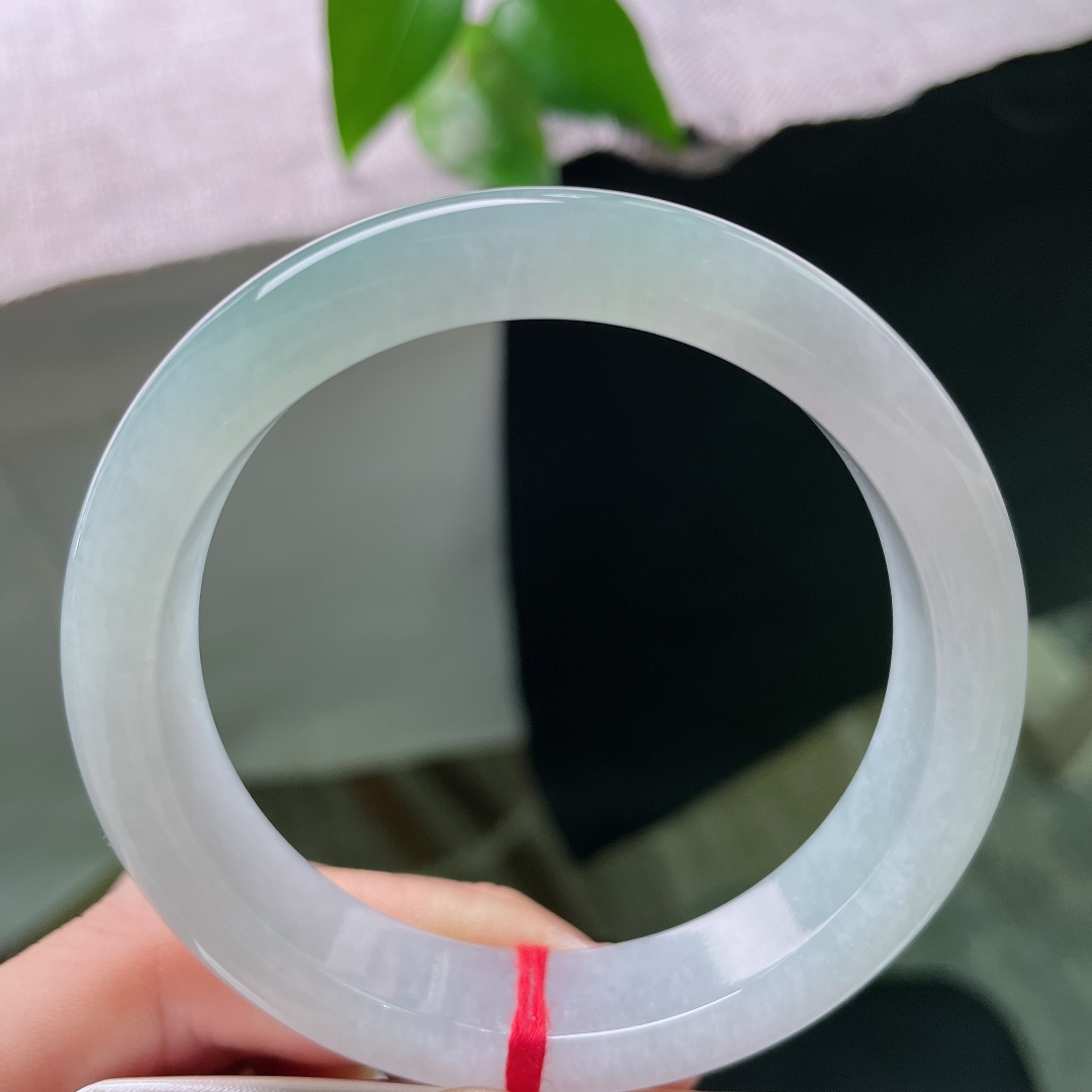 绿底正圈，无裂，种水细腻干净色调均匀淡雅，经典正圈版型，上手清爽。ss58710a