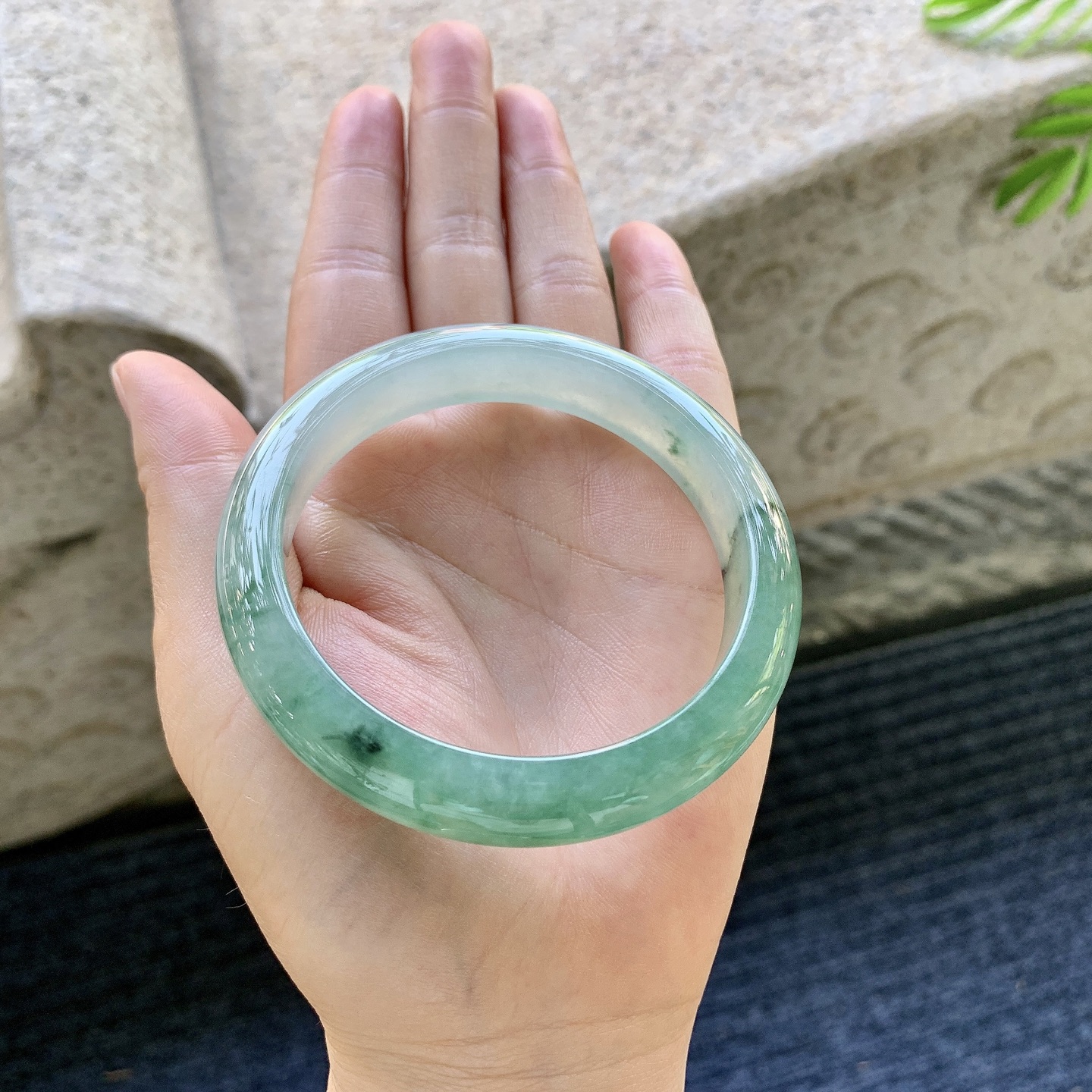 糯冰飘绿花，水润，种老，细腻，打灯有絮线