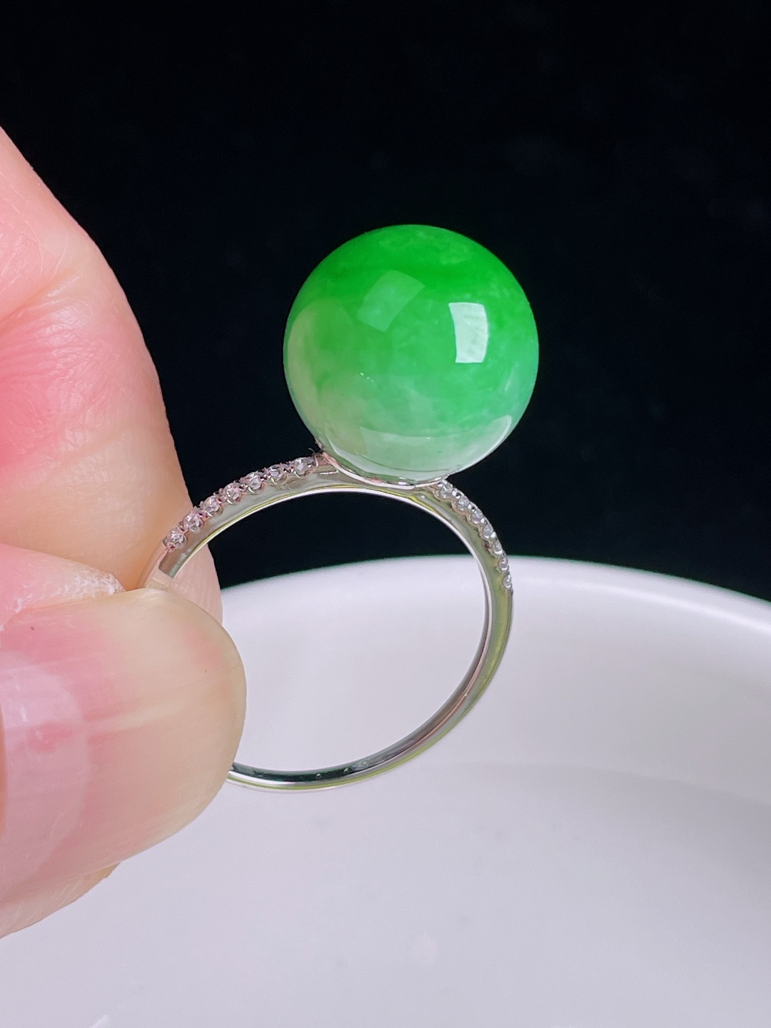 阳绿戒指，18k镶嵌，老种起光，细底通透，尺寸：裸石12.1mm0911