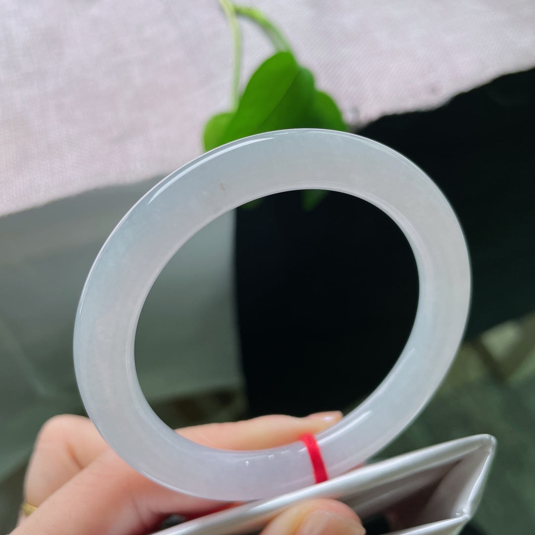 54/8.8，正圈，无裂，洒金，浅白柔光衬肤柔和，风格低调百搭，日常佩戴尽显质感。ss58690a