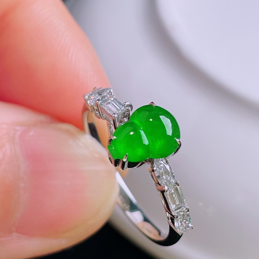辣绿戒指，18k镶嵌，老种起光，细底通透，尺寸：裸石7.9/6/2.4mm0911