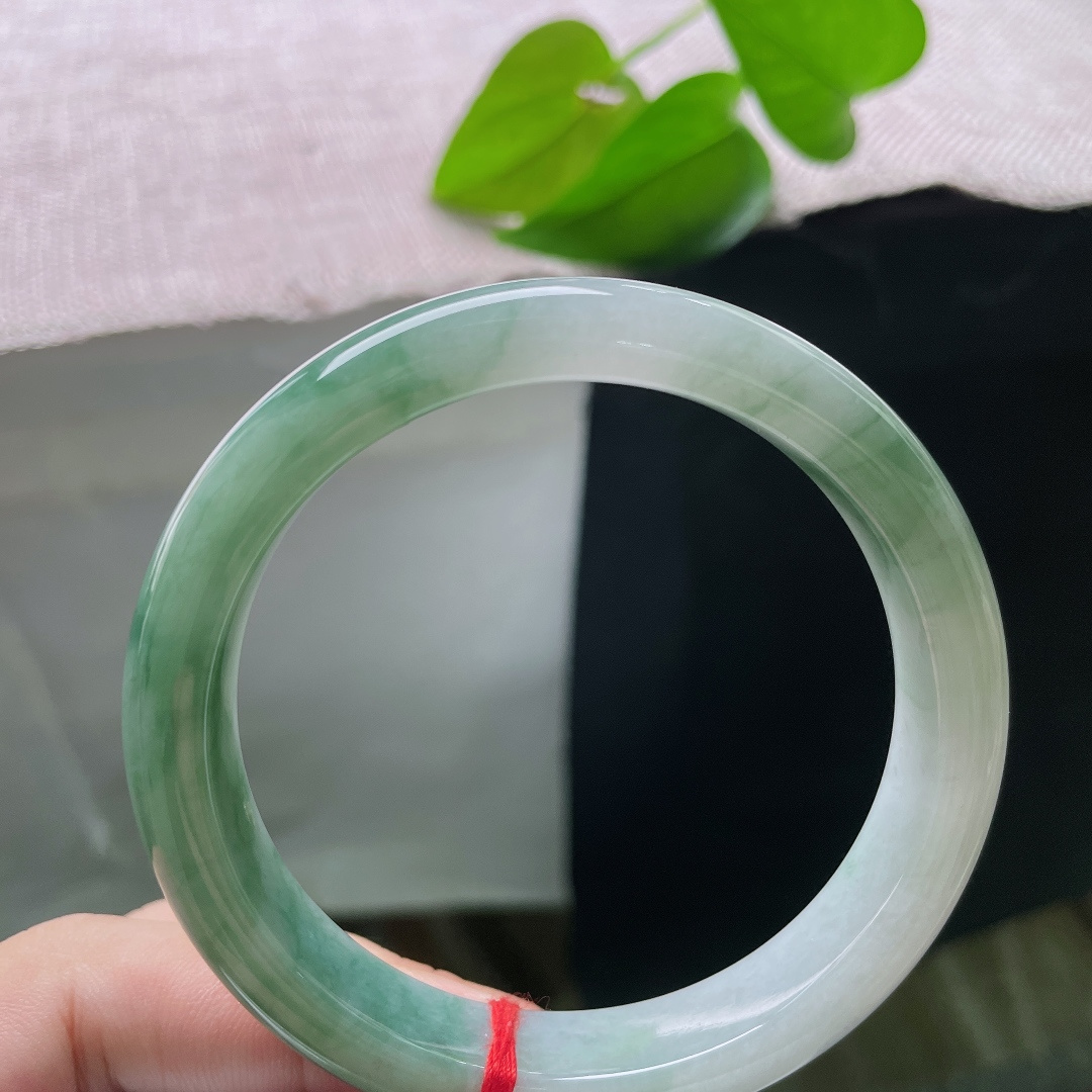 59.1/12.1/8.1，飘花正圈，一点皮纹，底质干净柔和，飘花蜿蜒灵动，水光盈盈，日常佩戴简约又富有韵味。ss58740a