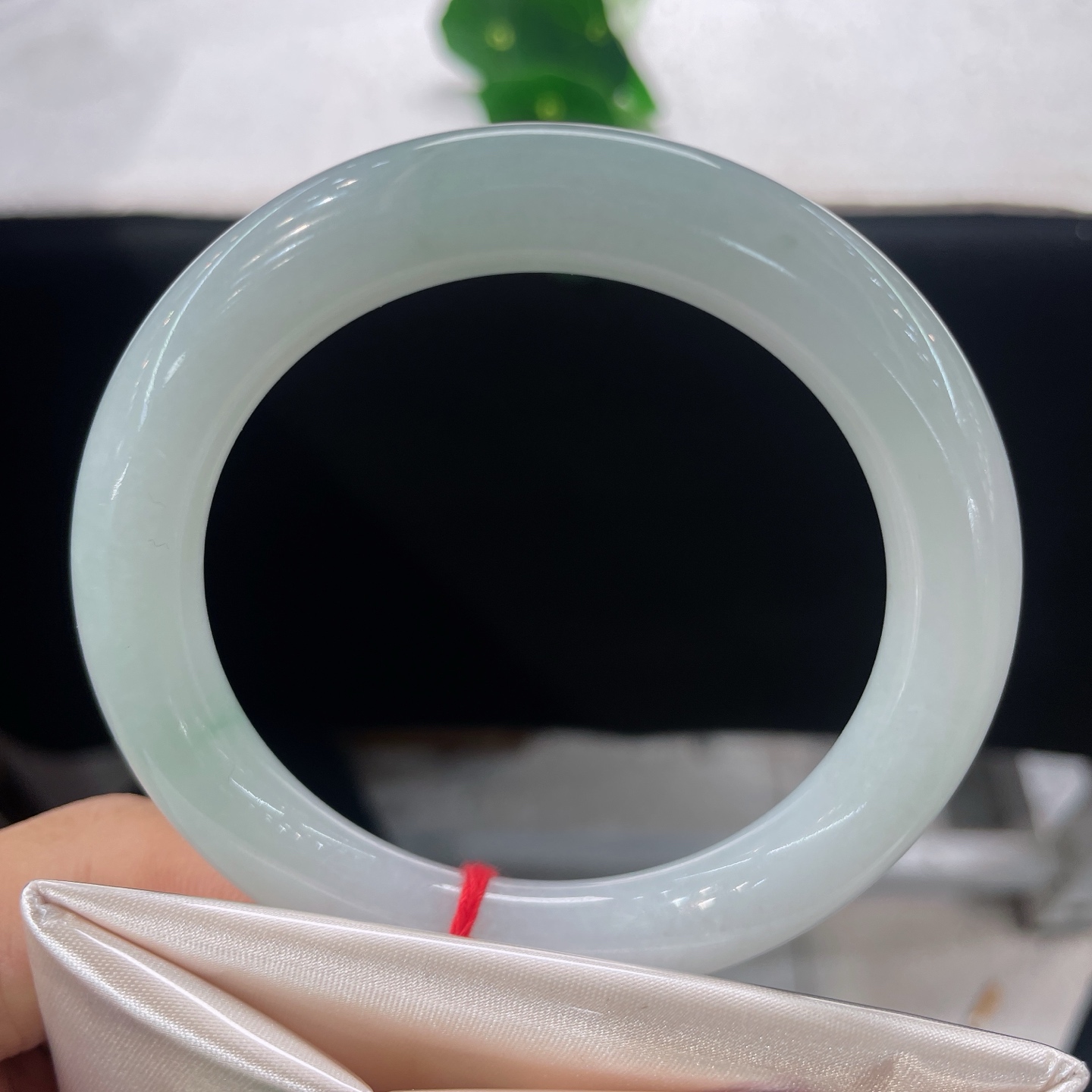 天然翡翠手镯 圈口57.2/10.3，细糯淡绿底色圆条，57/58可戴，一围圆玉拢清芳，浅翠盈盈落腕香。无裂