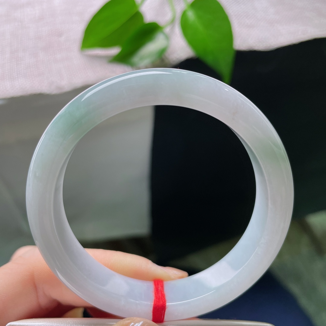 54/12.1/8，飘绿正圈，有纹，冰润白底带翠平安镯，玉质细腻莹润，干净底侧晕染一抹清新翠色。 s