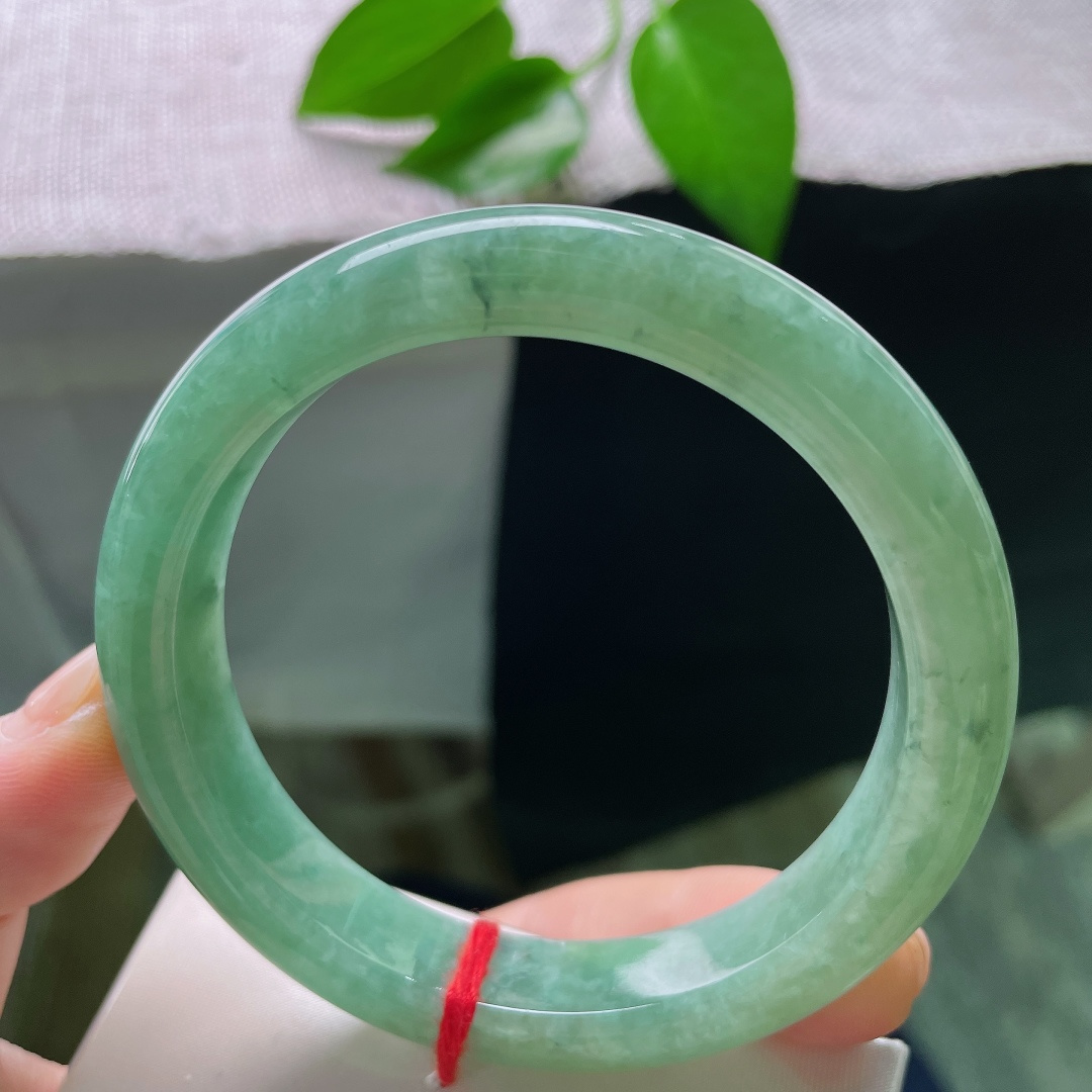 绿底正圈，晶体， 湖水绿衬肤柔和，气质沉稳百搭，日常与重要场合佩戴皆相宜。ss58775a