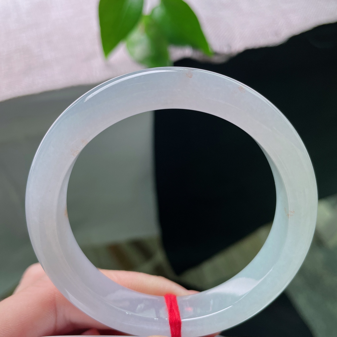 绿底正圈，无裂，素白玉底如皎洁月光，零星金斑似落于玉上的秋日碎金。ss58301a