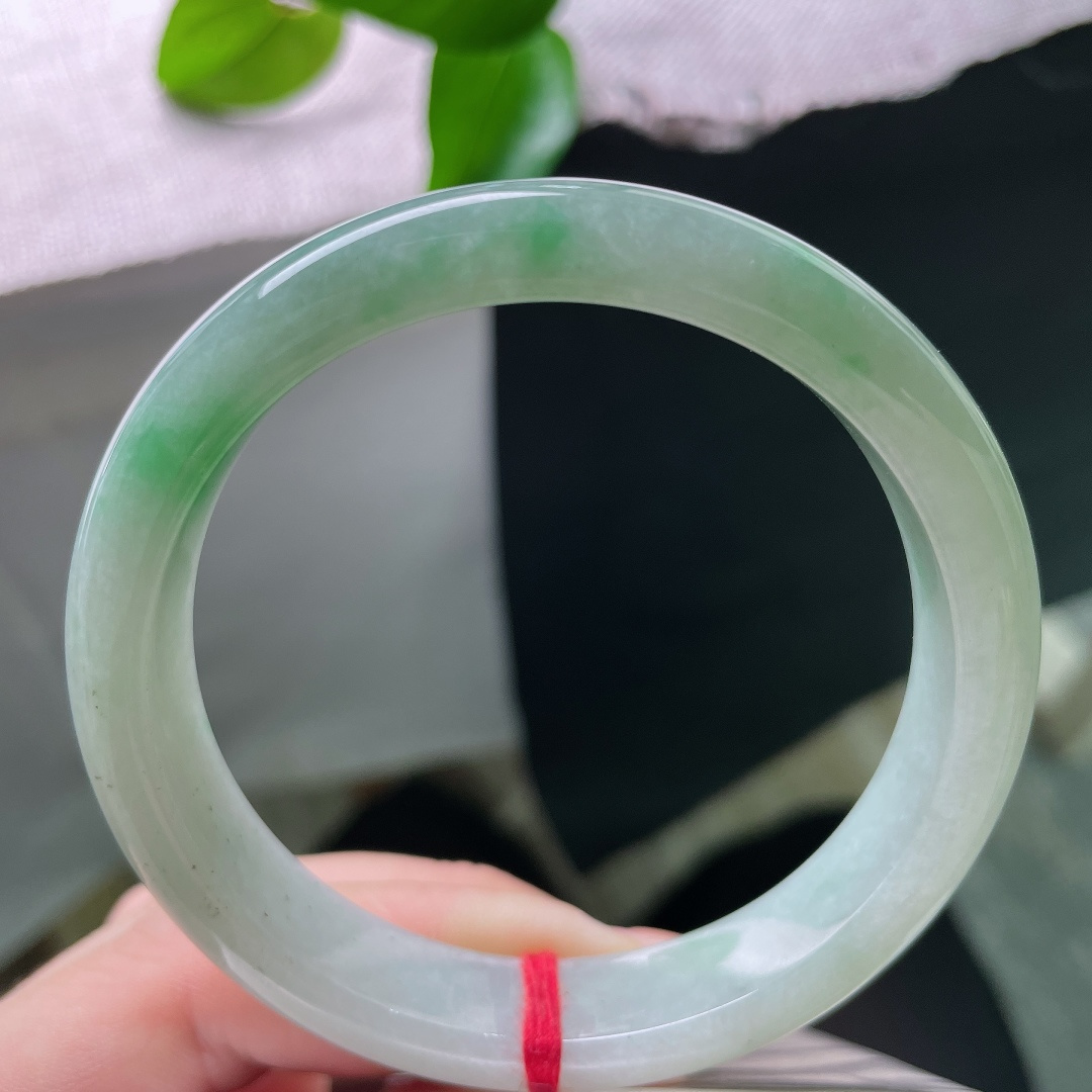 飘绿正圈，晶体，淡绿带翠平安镯，底色温润柔和，几抹鲜翠自然晕染，清新灵动。ss56965a