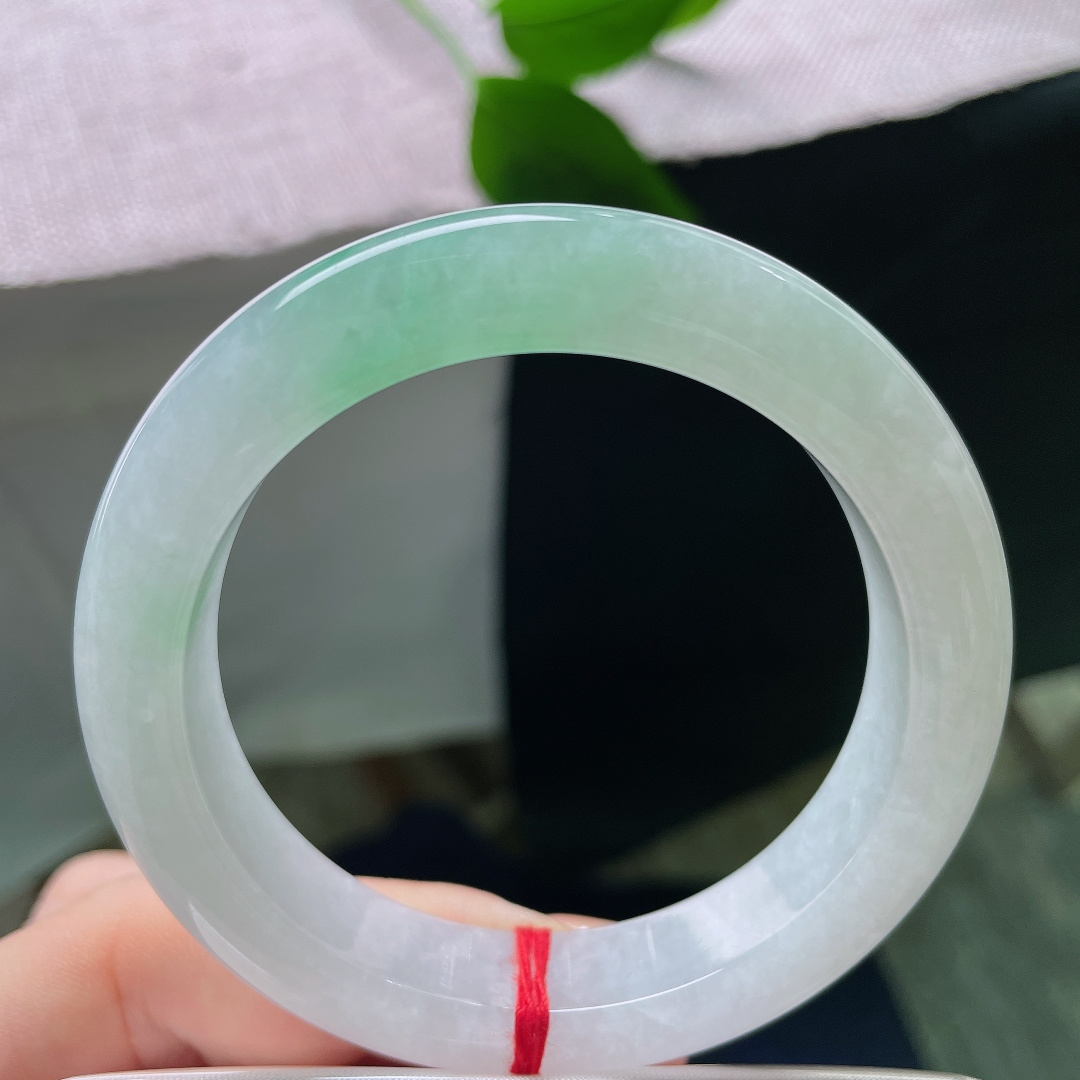 53.6/11.8/9.2，飘绿正圈，晶体，冰润的底色清透柔和，一隅晕染出清新淡雅的翠色。ss583