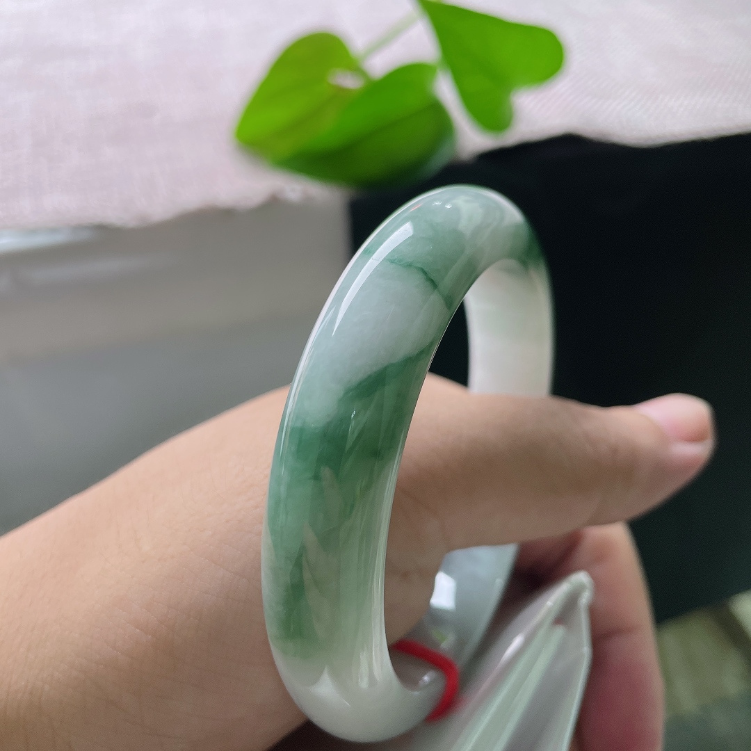 55.3/12.8/8.6，飘花正圈，一点皮纹，白与翠自然相融，花色灵动飘逸，每一处飘花都是独一份的景致。ss58745a