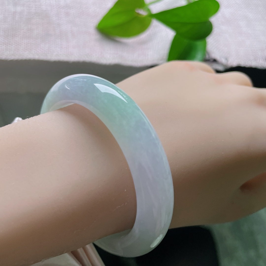春彩正圈，有纹，晴底浅绿翡翠镯，冰润素雅，清浅翠色轻染，腕间藏一汪春水。ss58380a